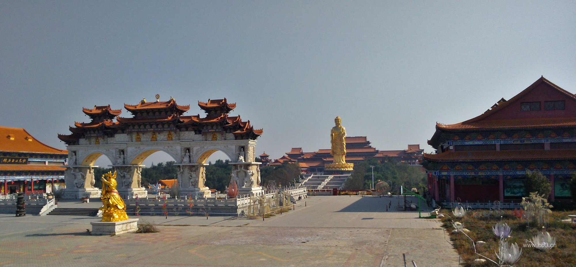 寺庙的观音像与牌坊建筑