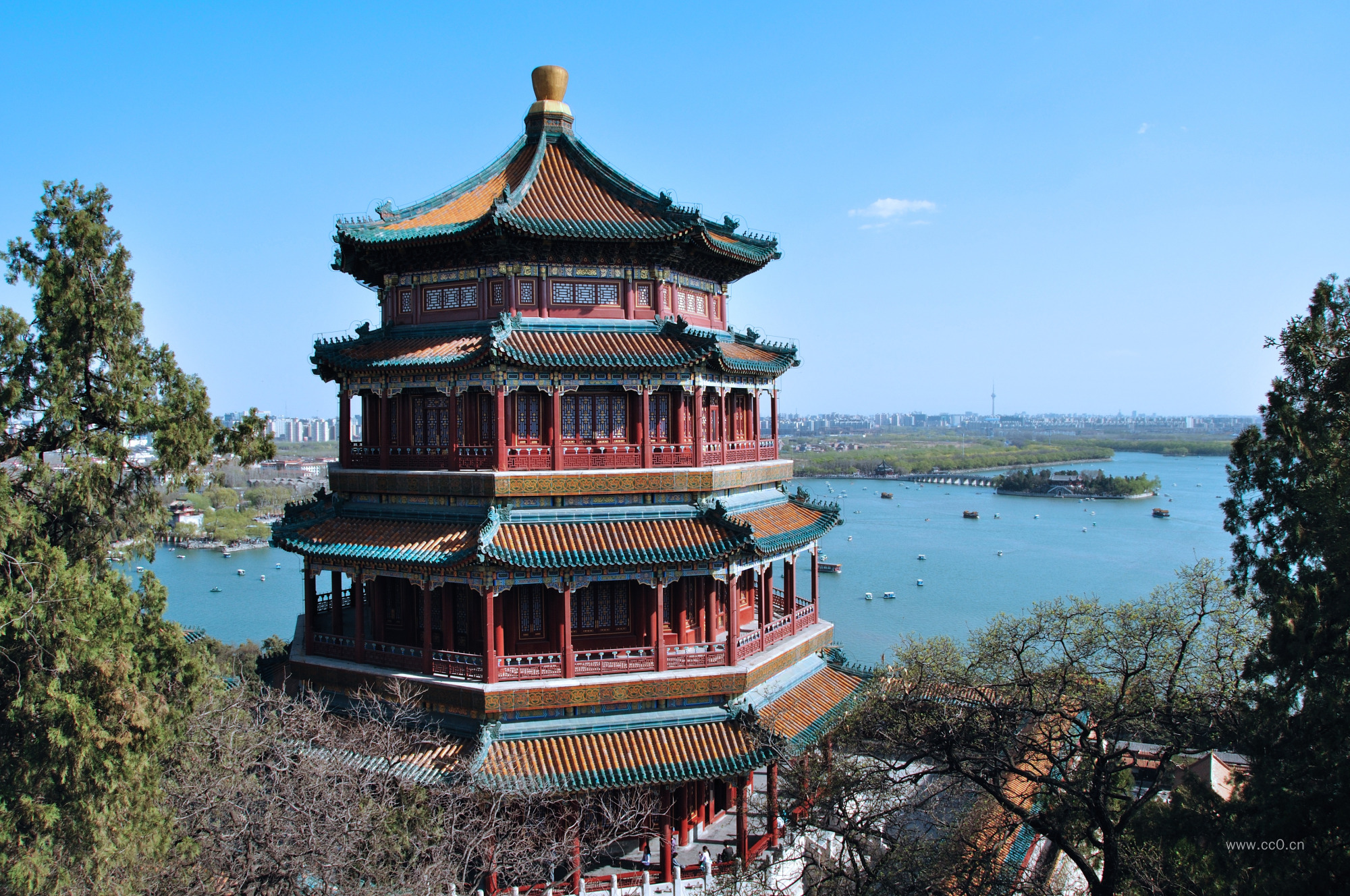 湖岸的中式楼阁建筑图片