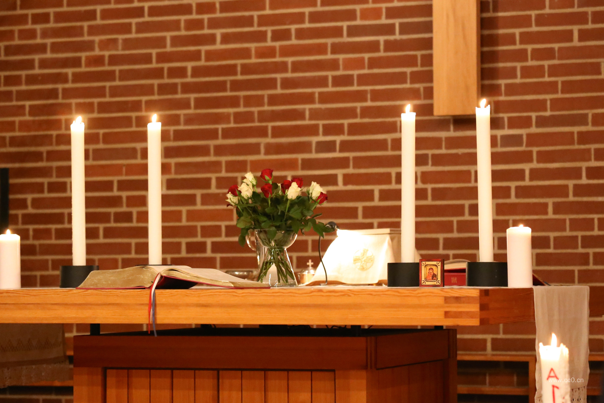教堂桌面上的书籍与花束及蜡烛