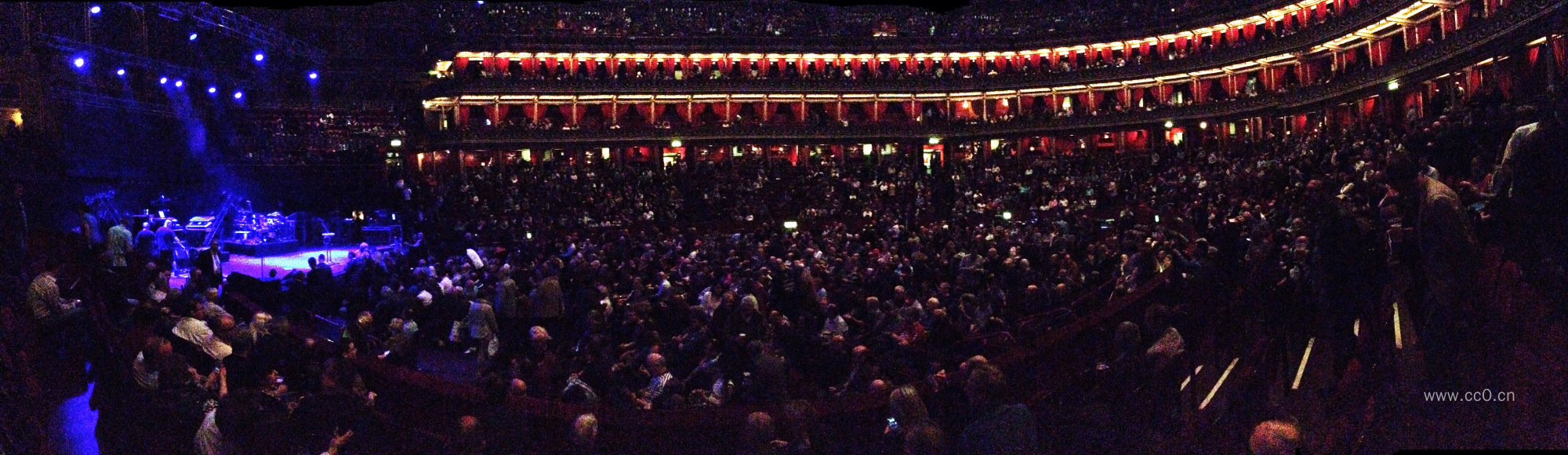 在剧院看演唱会的观众人群