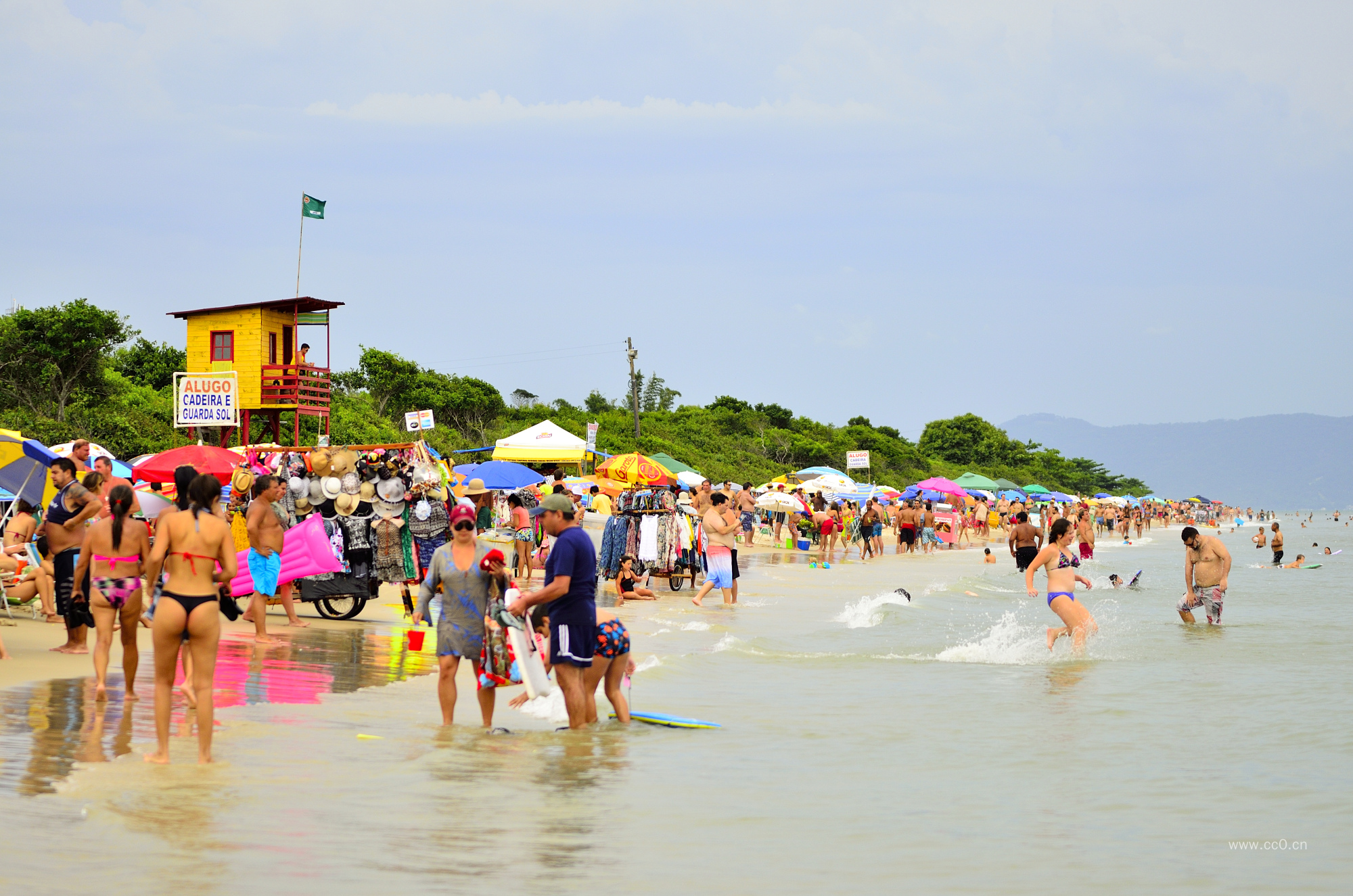 夏天海边的避暑人群