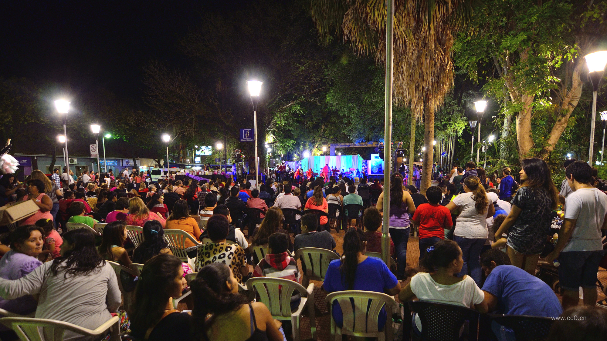 夜晚广场上观看节目的人群