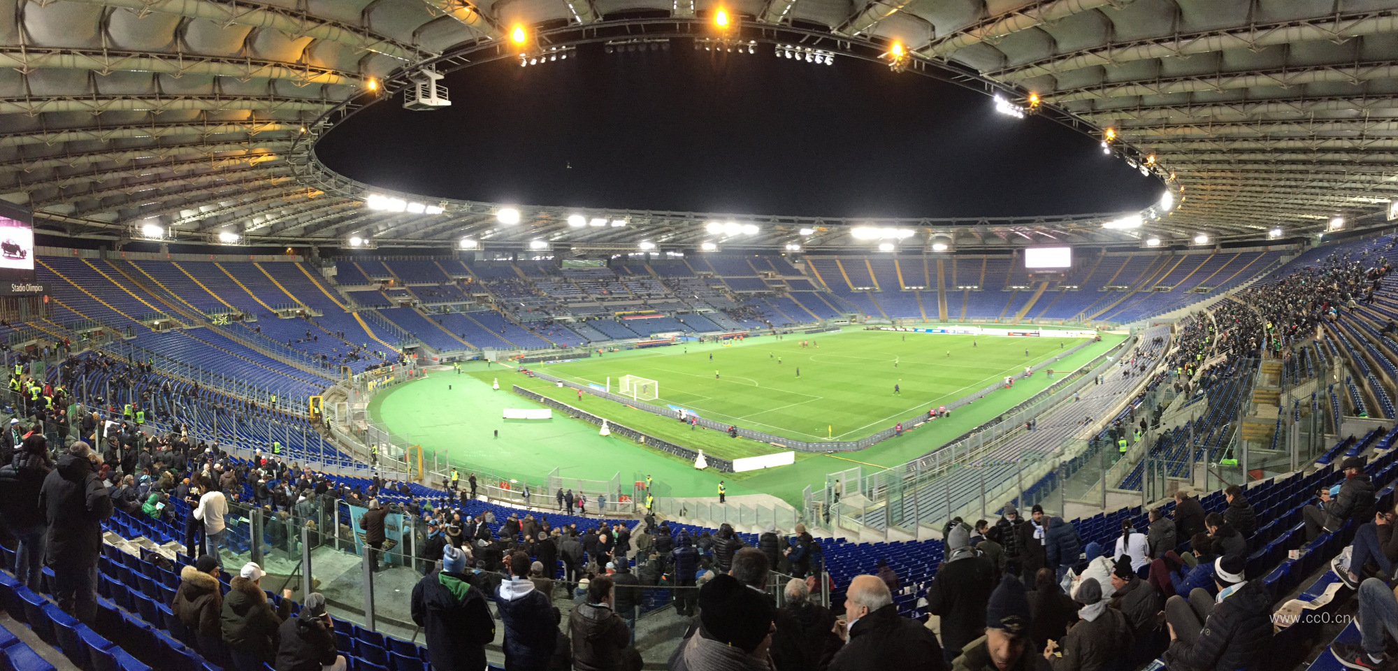 夜晚足球场的观众人群图片