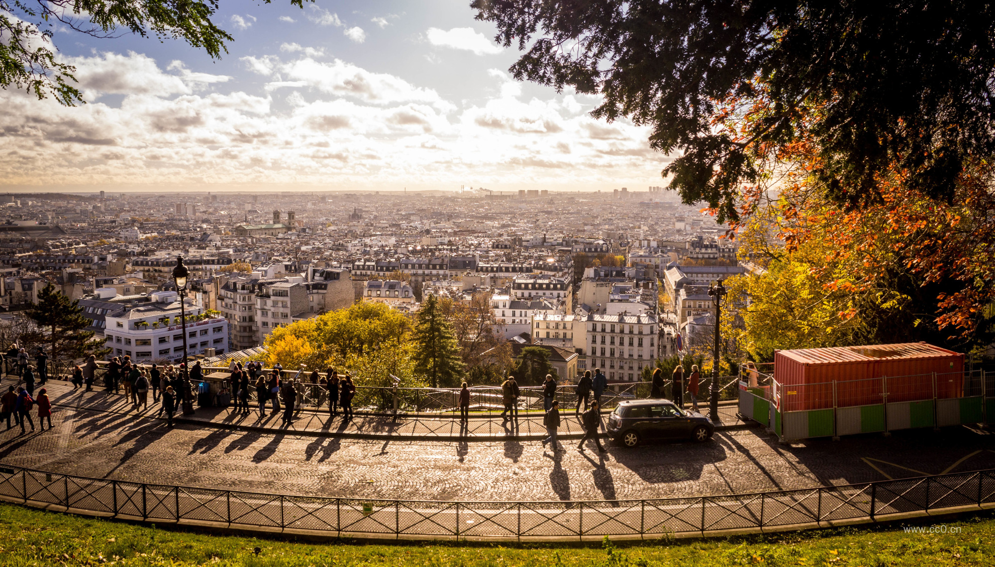 欧洲城市全景与道路上的人群