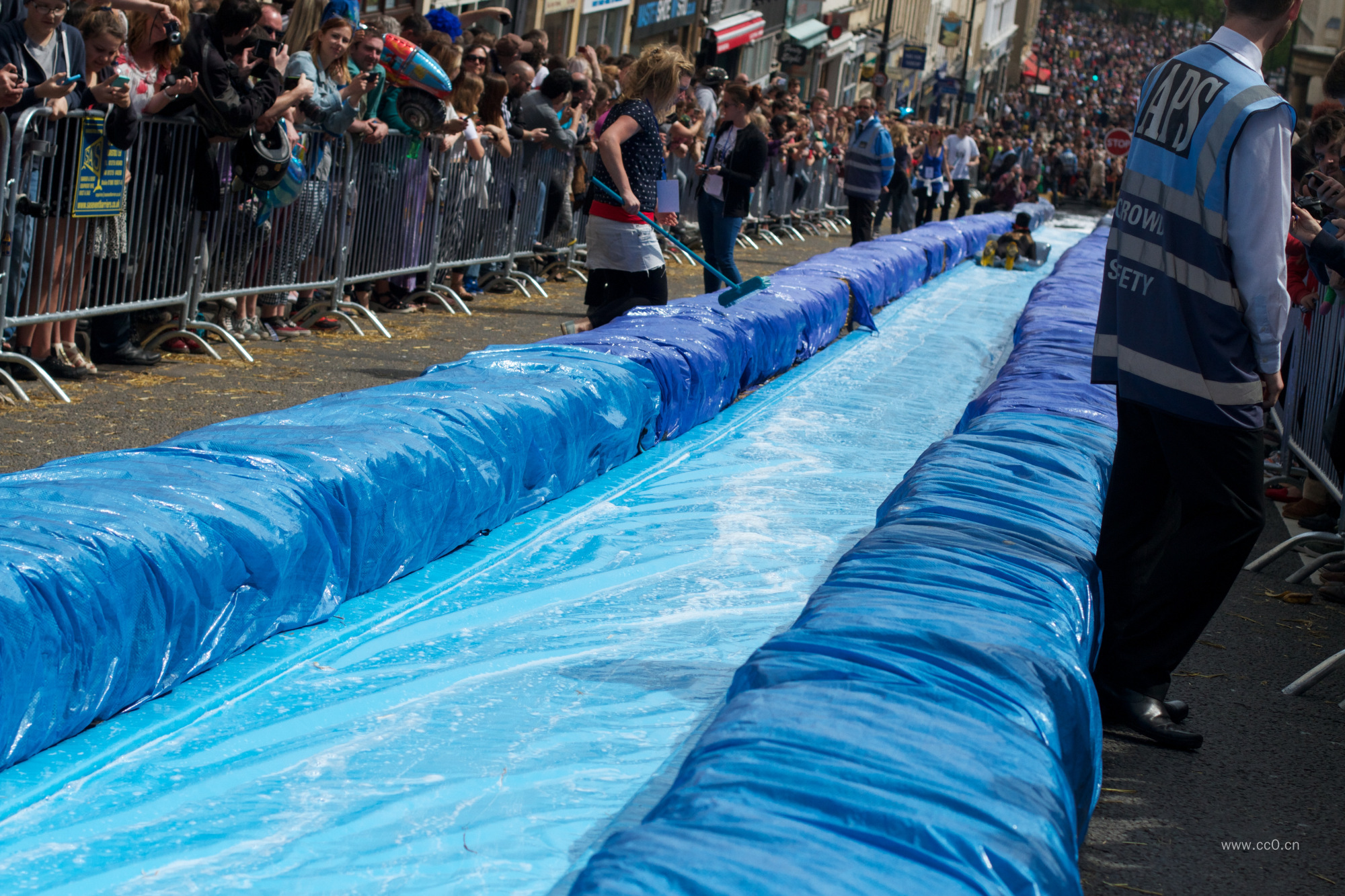 水上游乐园的滑水道与人群