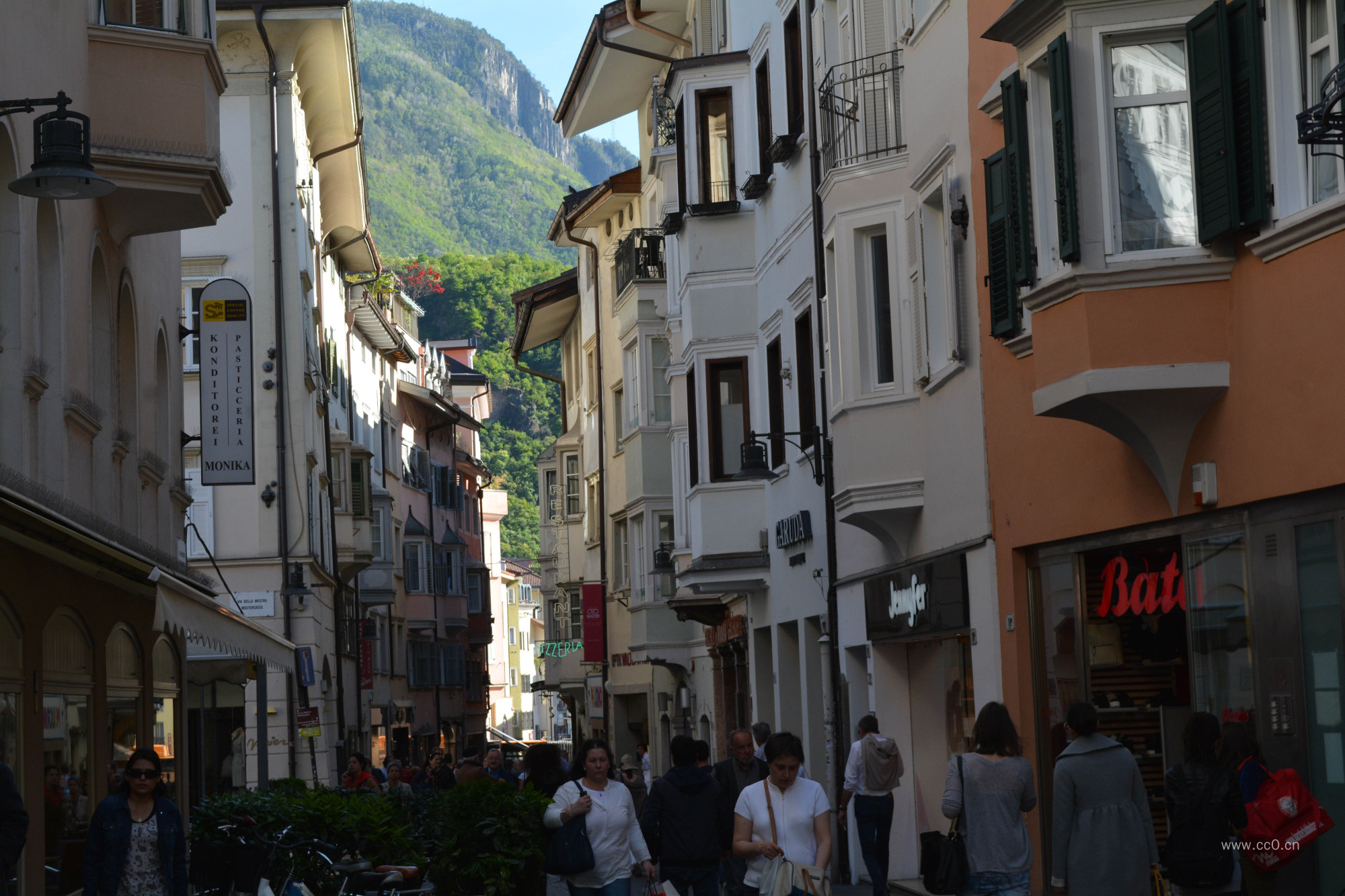 胡同的行人图片