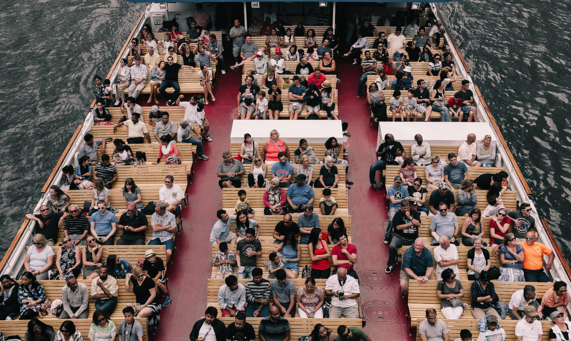 观光游船上的乘客人群