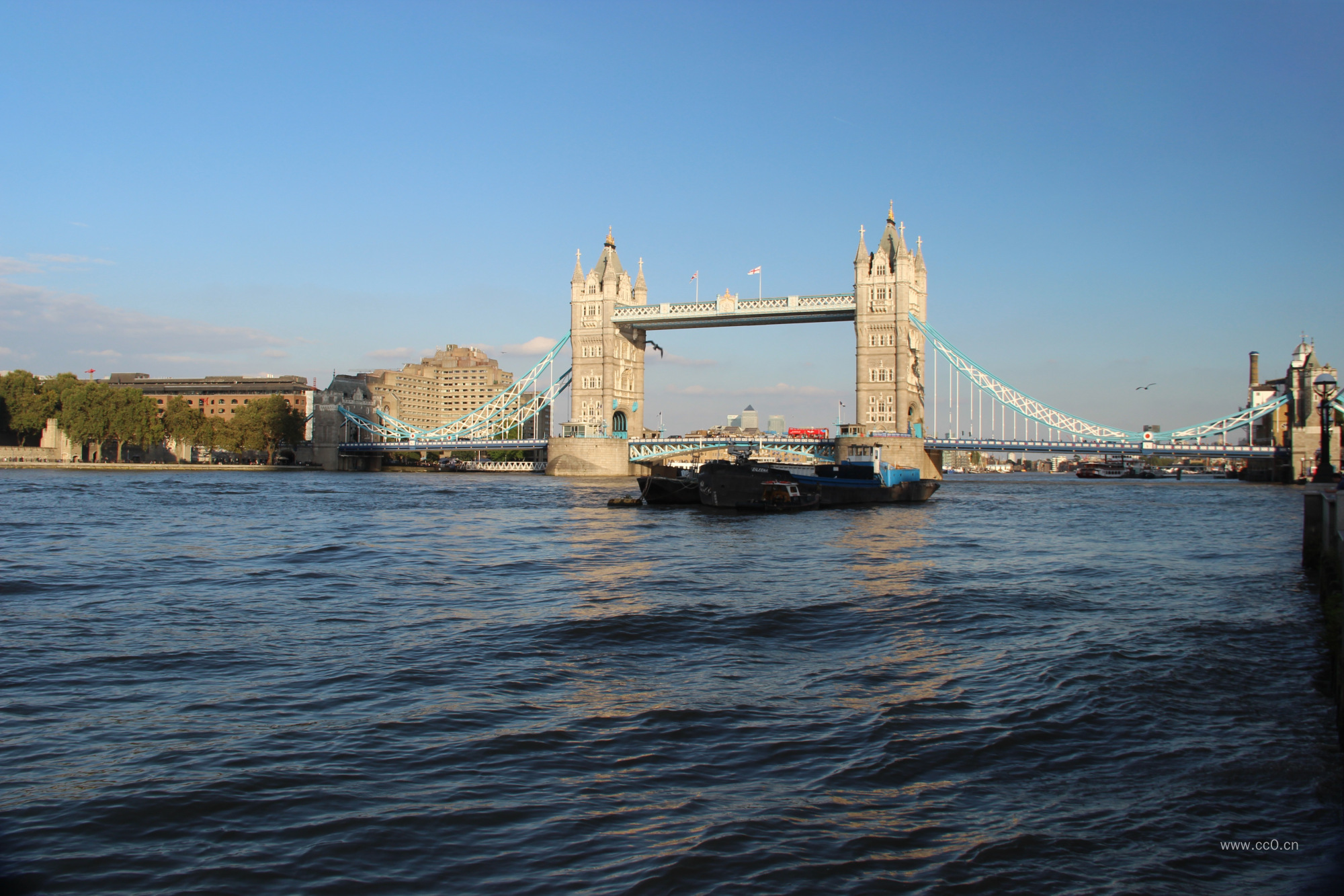 伦敦泰晤士河上的塔桥