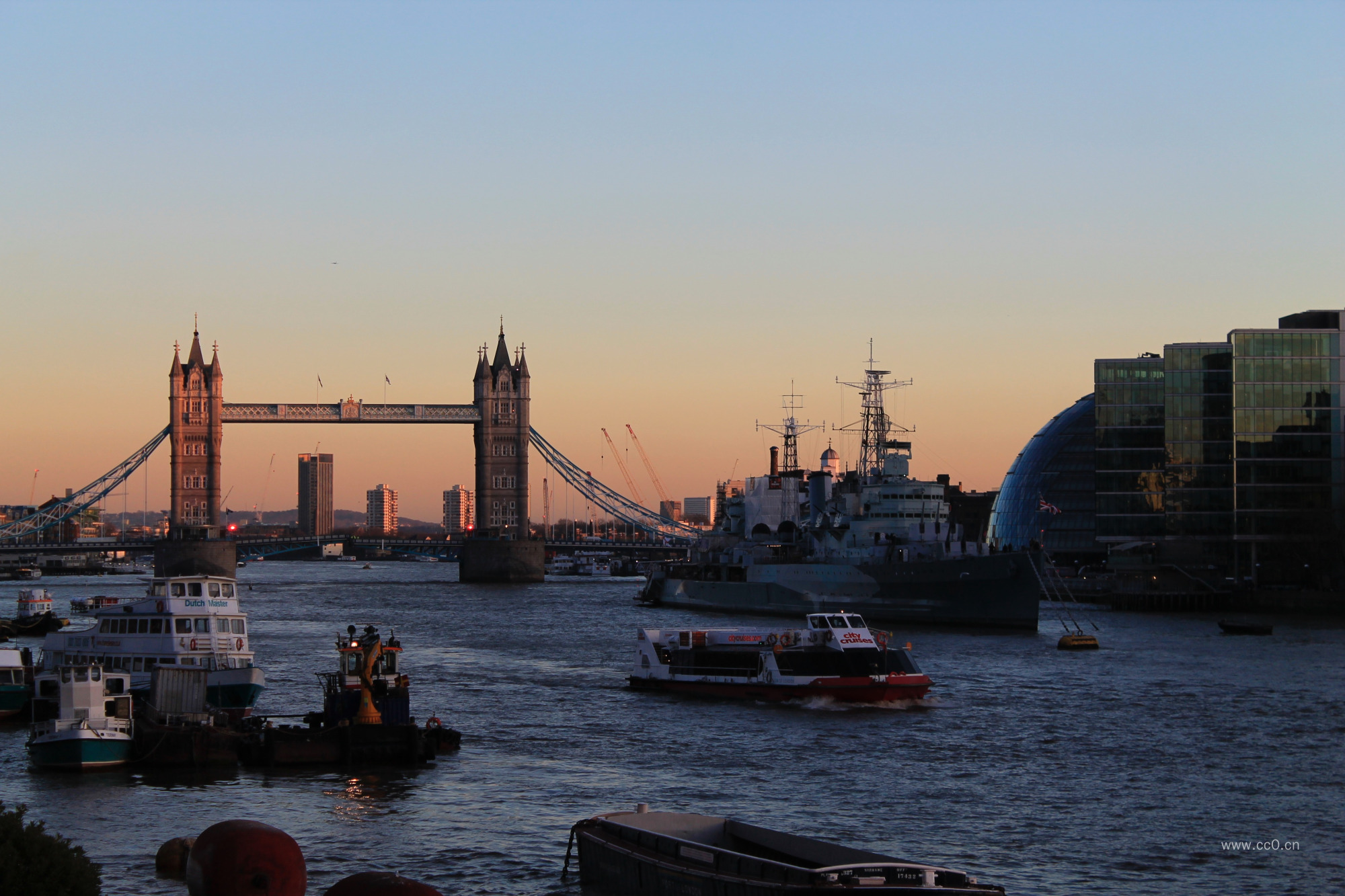 泰晤士河上的船只与伦敦塔桥