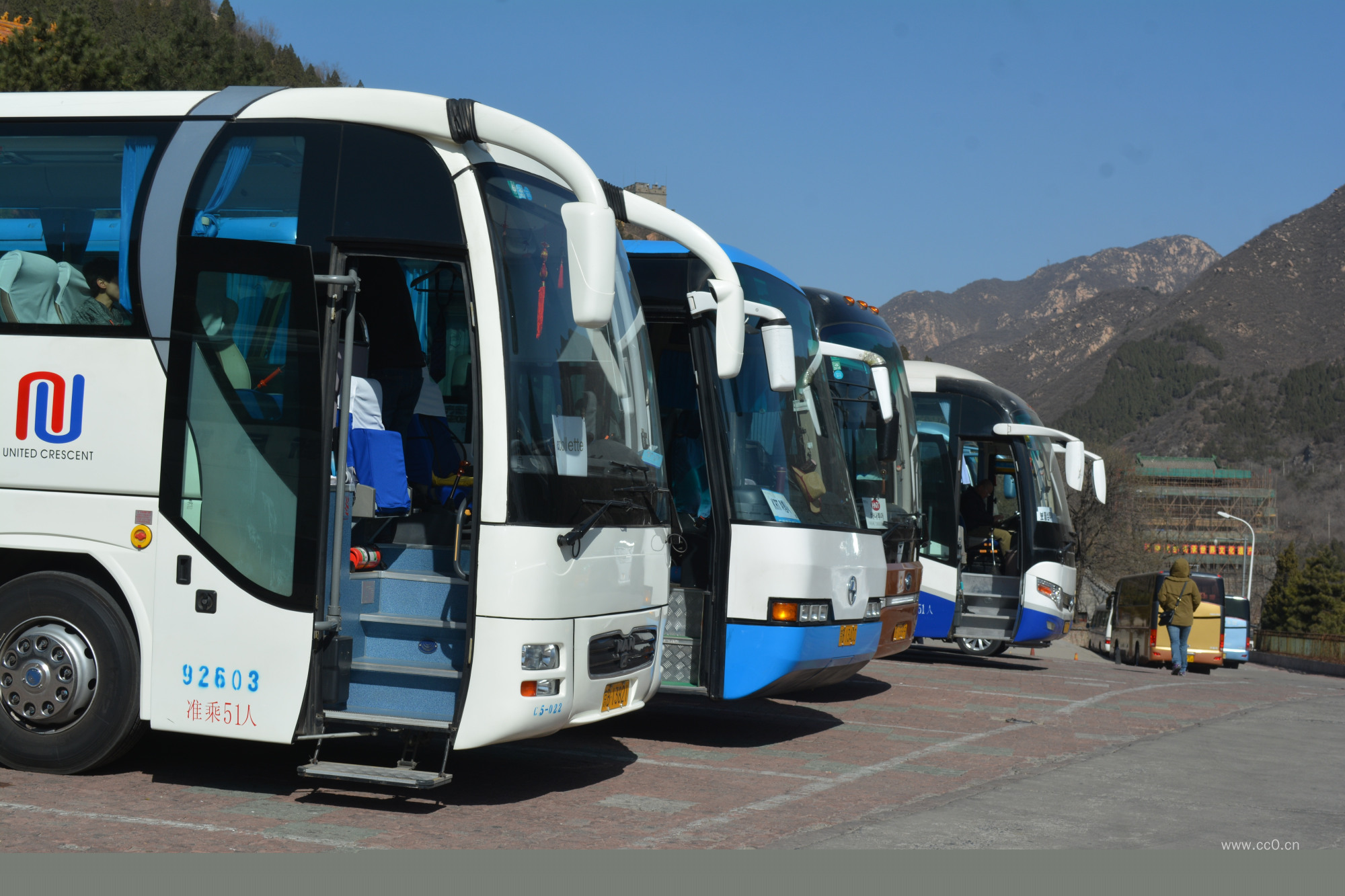 停车场的旅游大巴车图片