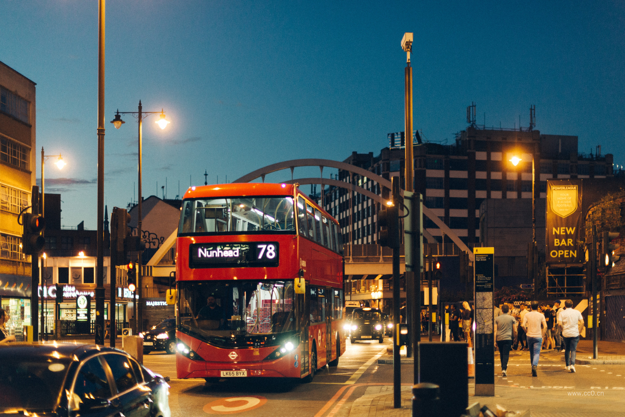 夜晚城市的公交车