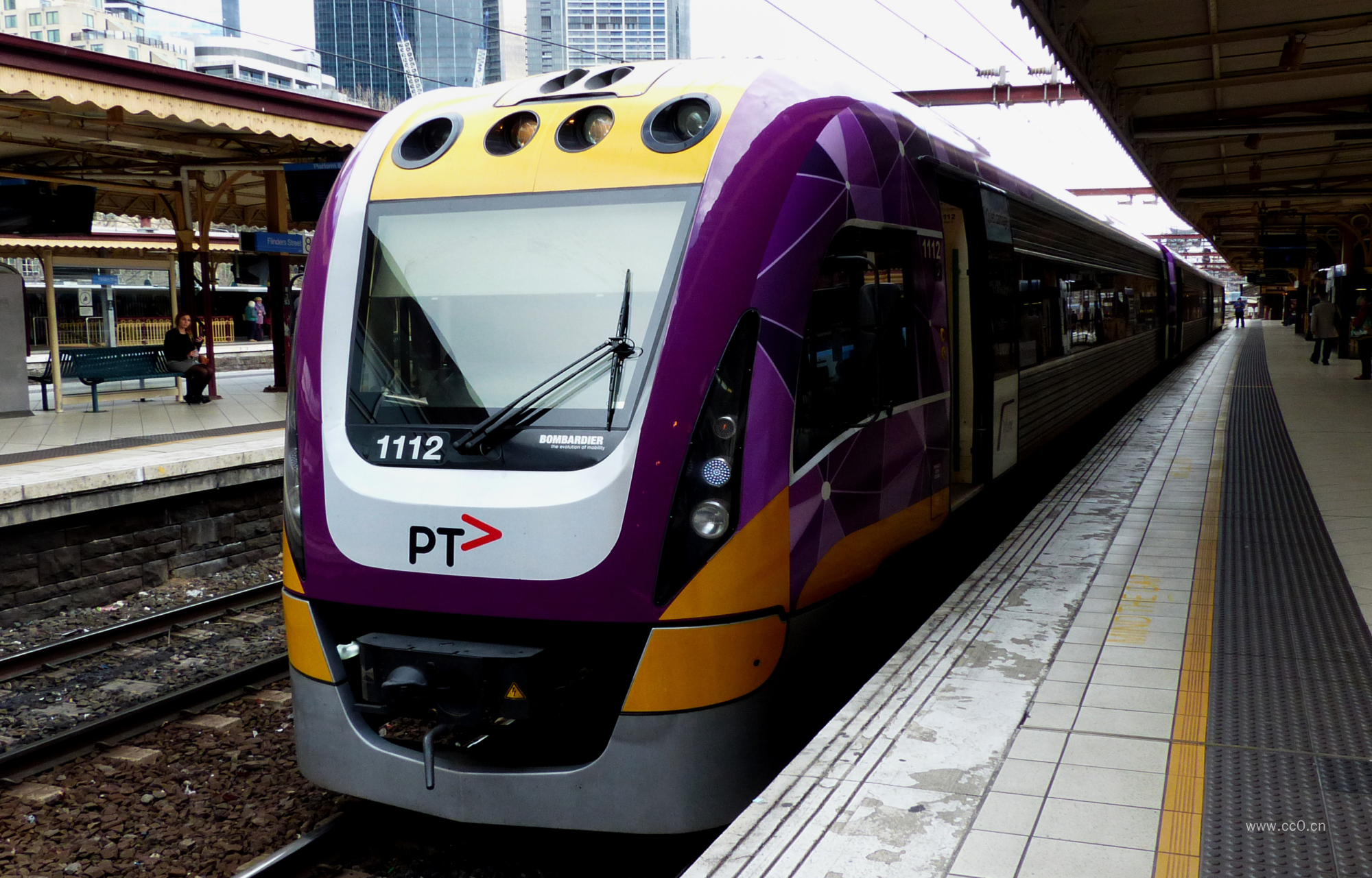 火车站的站台与火车图片