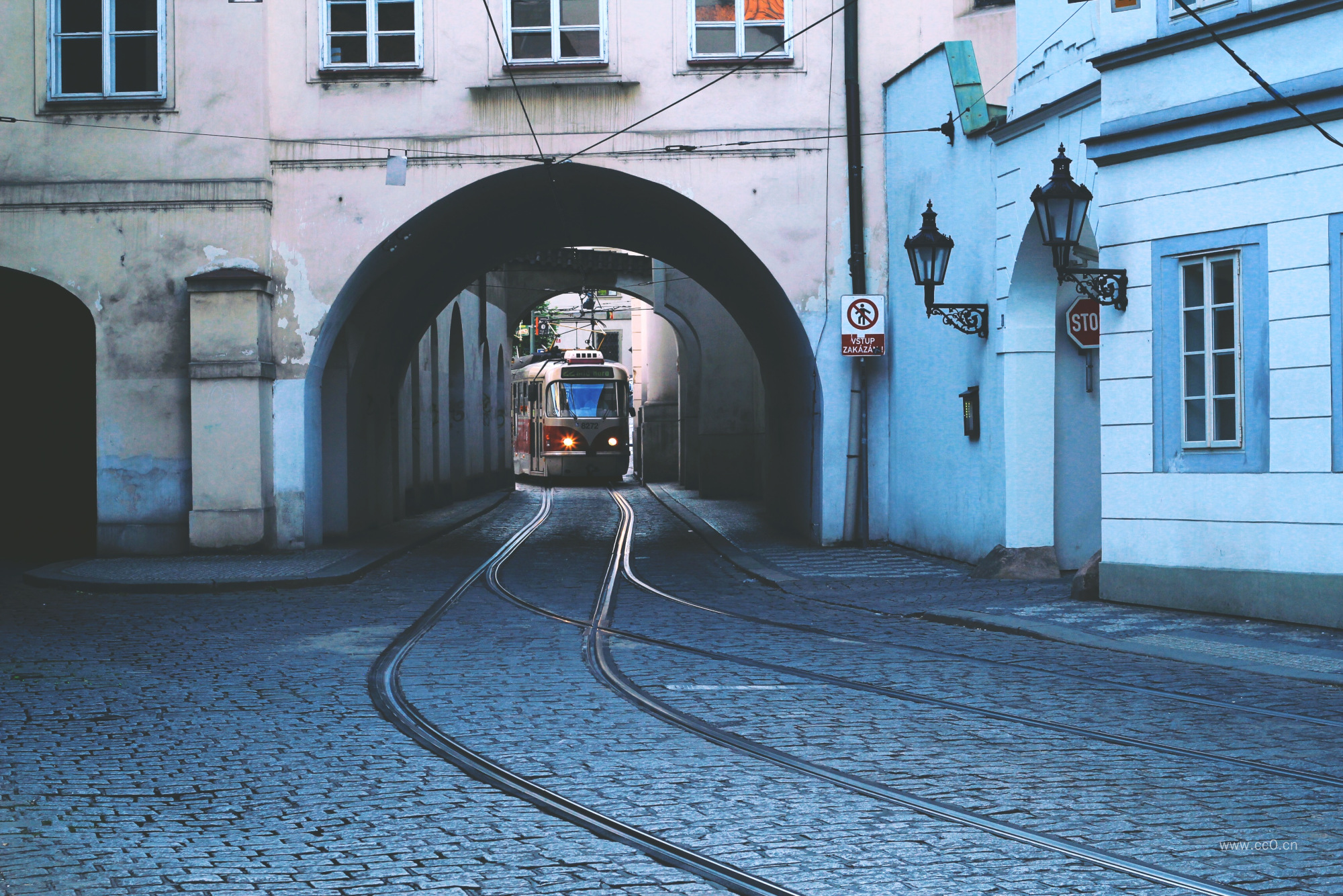 穿过拱门的铁路图片