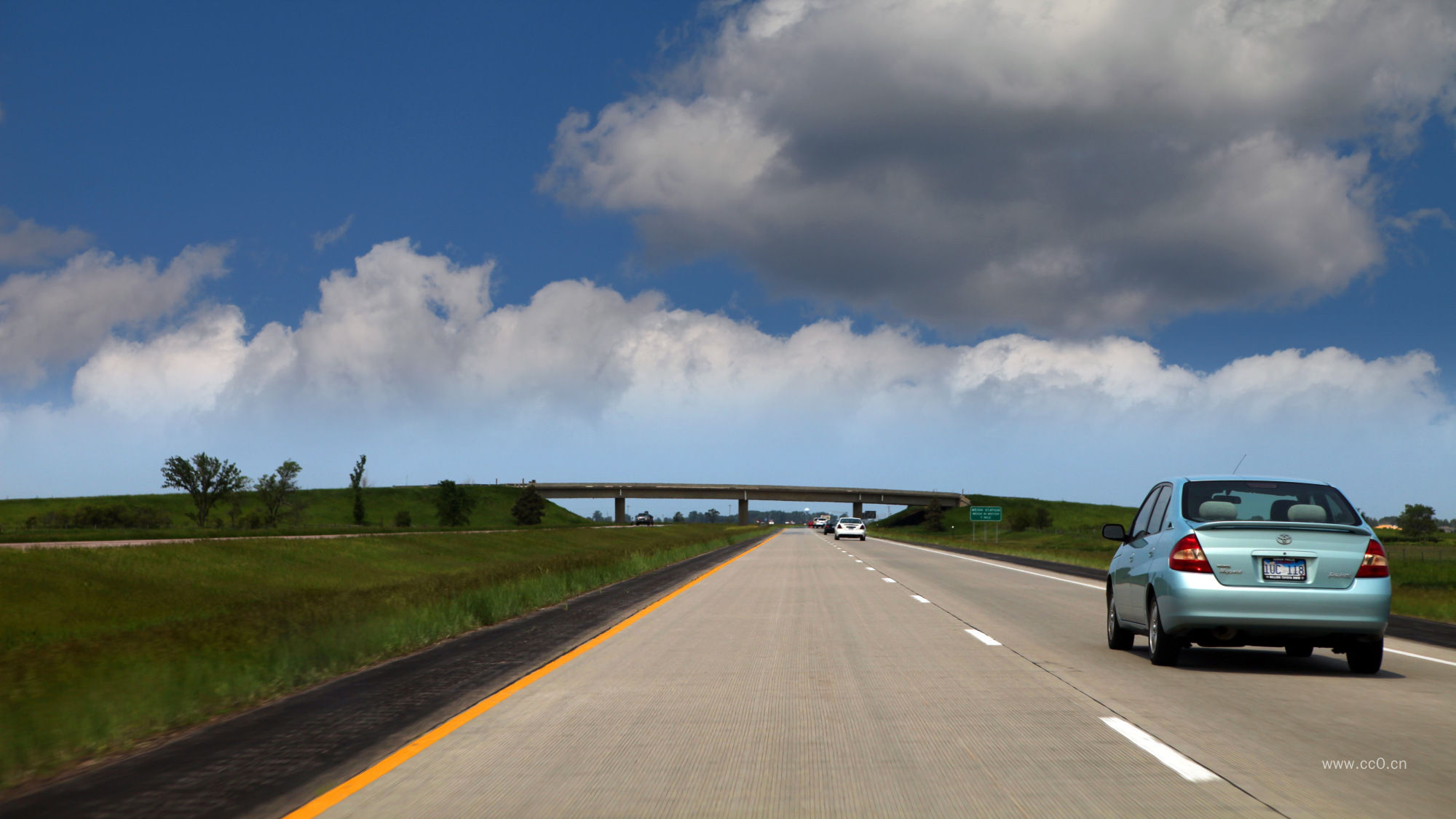 公路上行驶的轿车