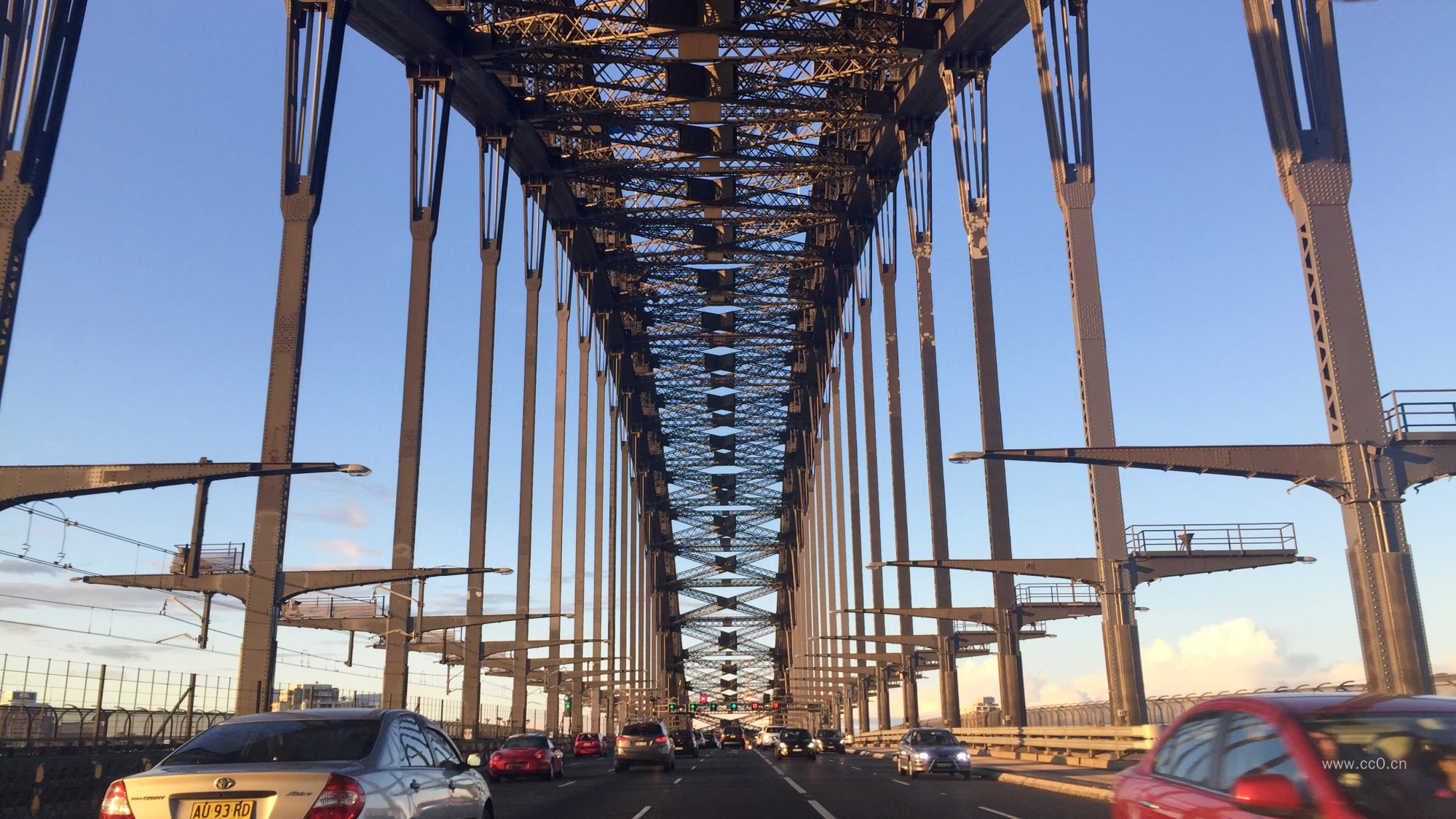 桥面的公路与车辆图片