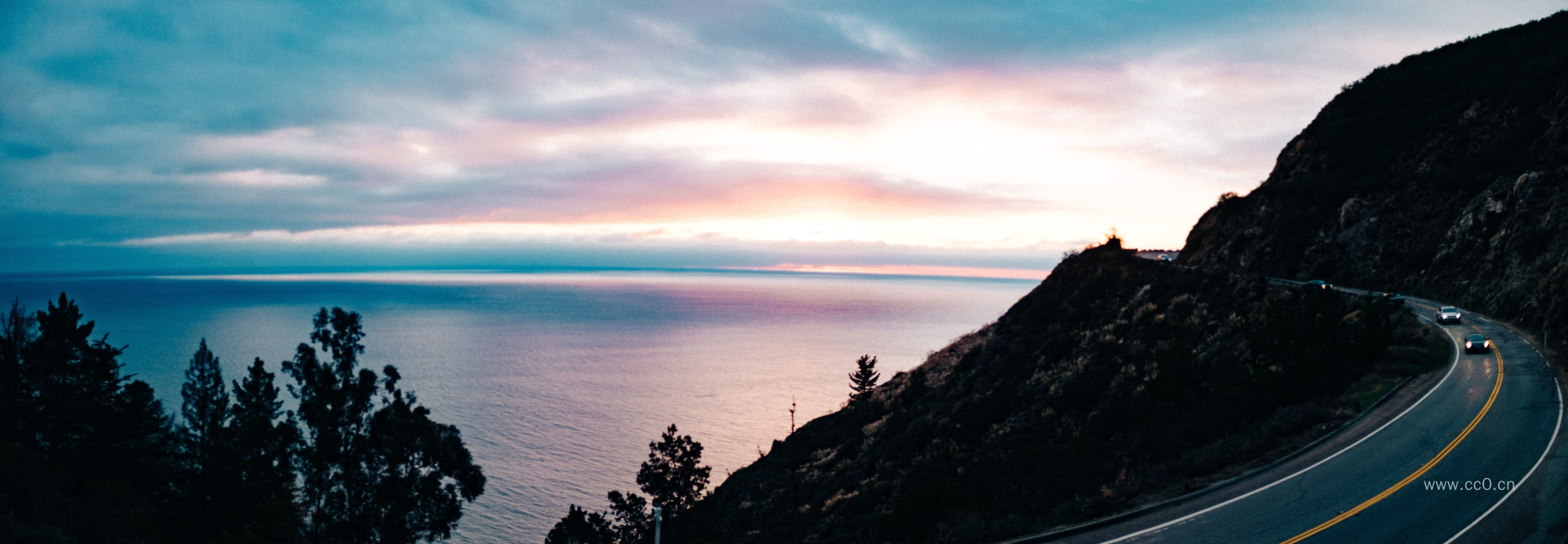 海岸山坡上的公路图片