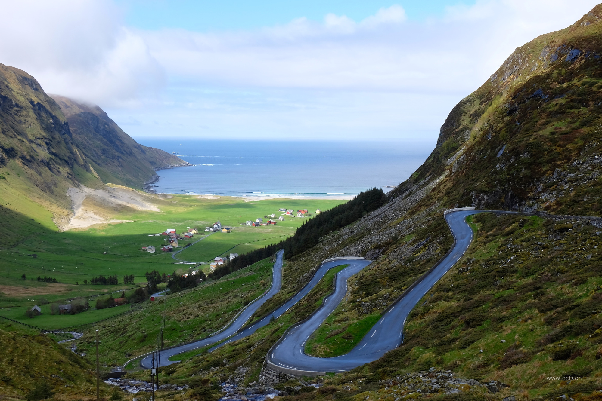 海湾与曲折蜿蜒的公路