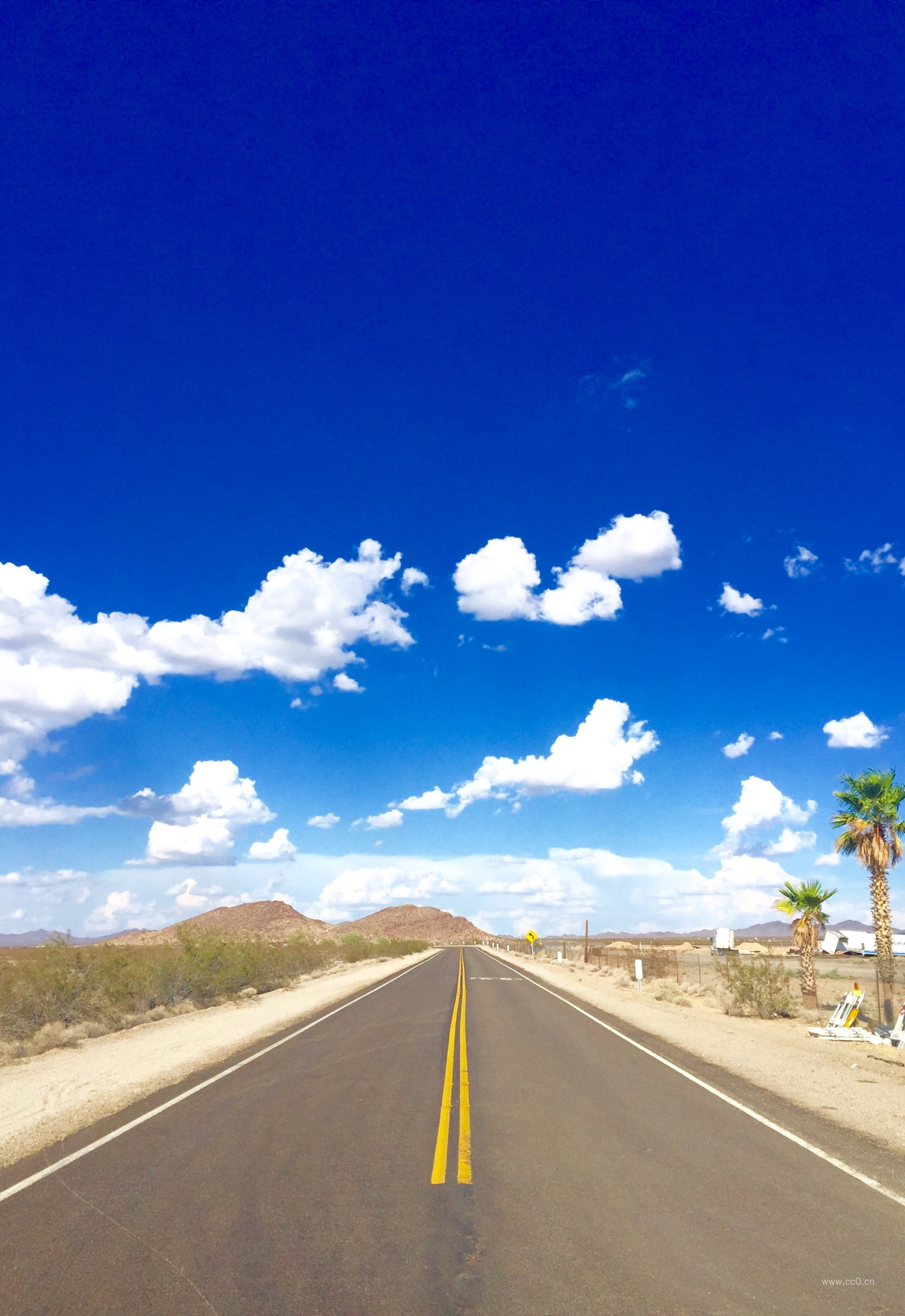 蓝天白云与公路图片