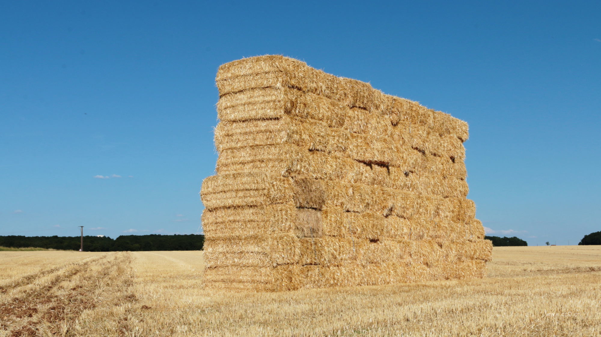 秋天田园的干草堆图片