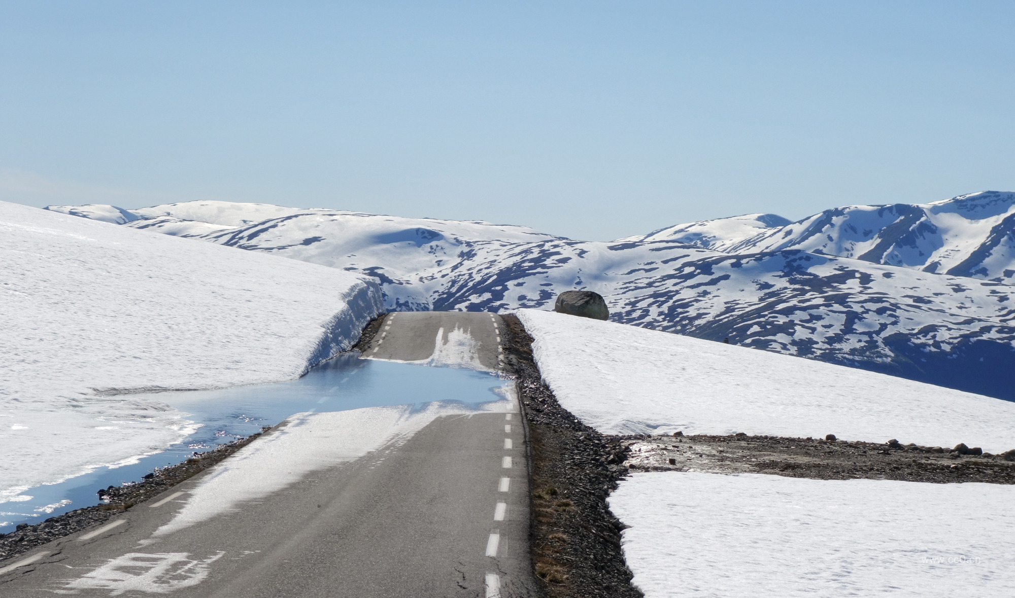 冬天的公路与积雪