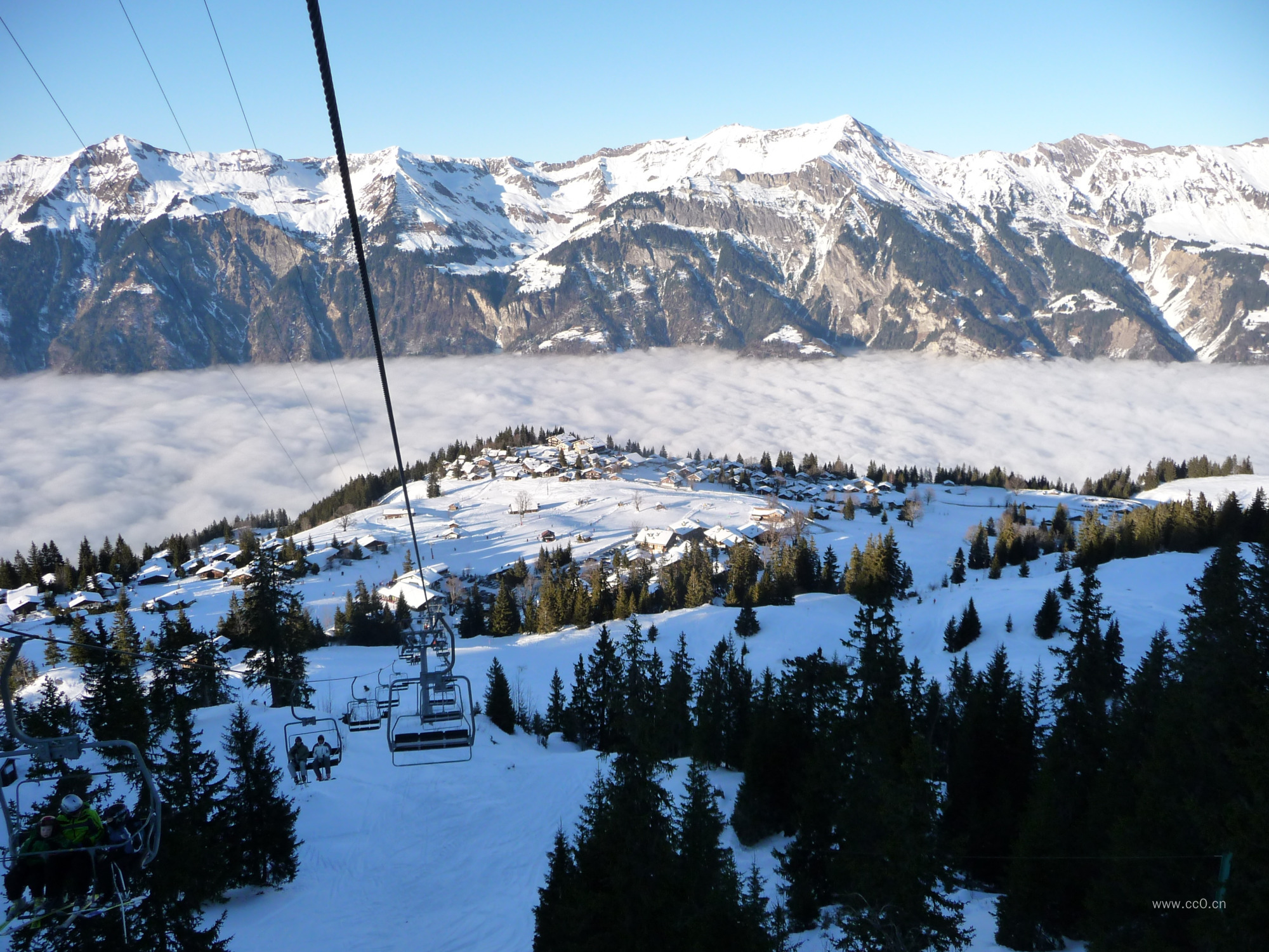 冬天的山与村庄及缆车图片