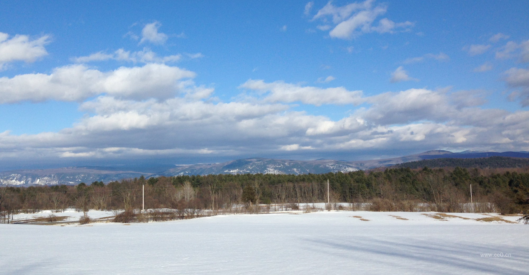 冬天的雪地与天空的云层