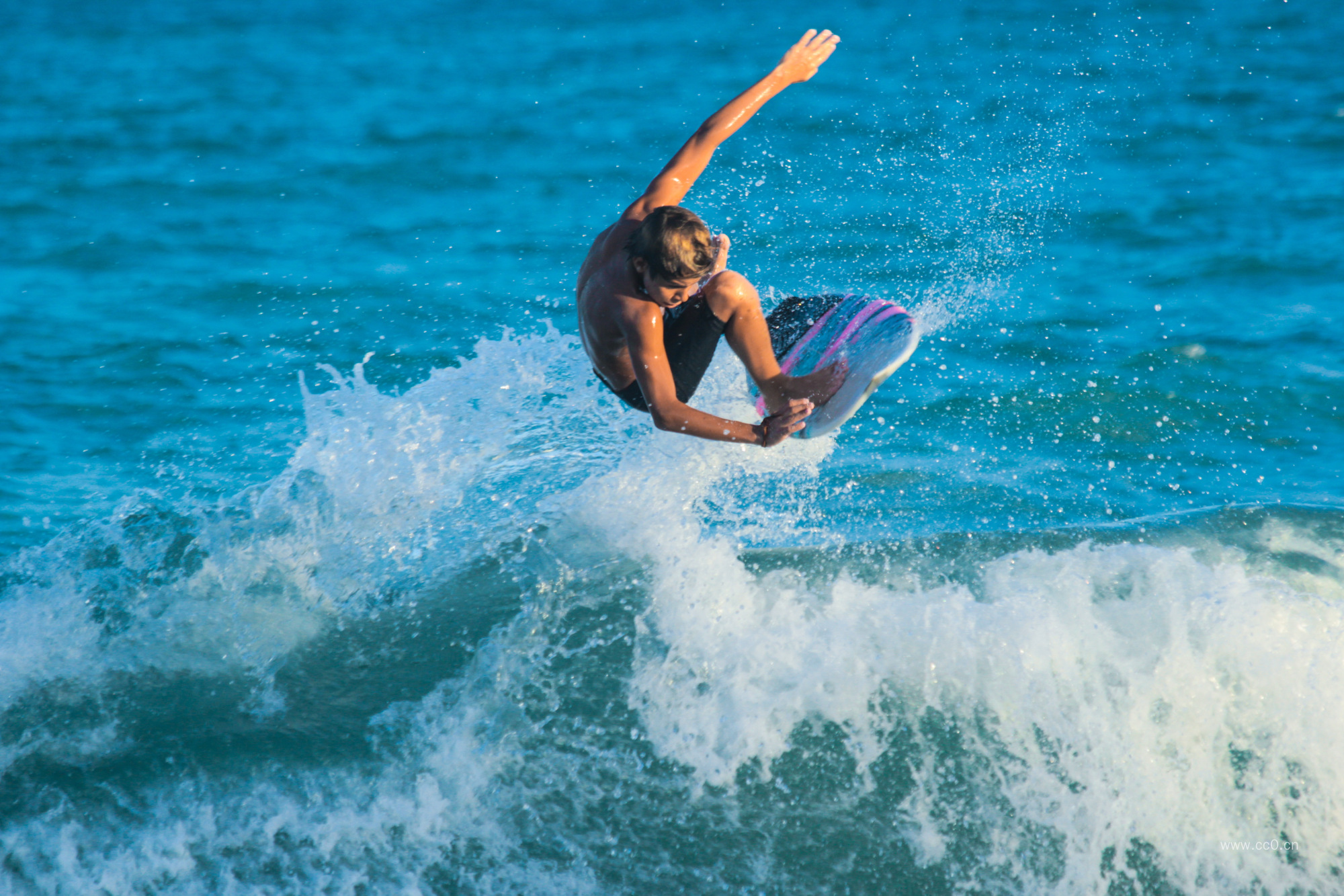 冲浪运动的儿童人物图片