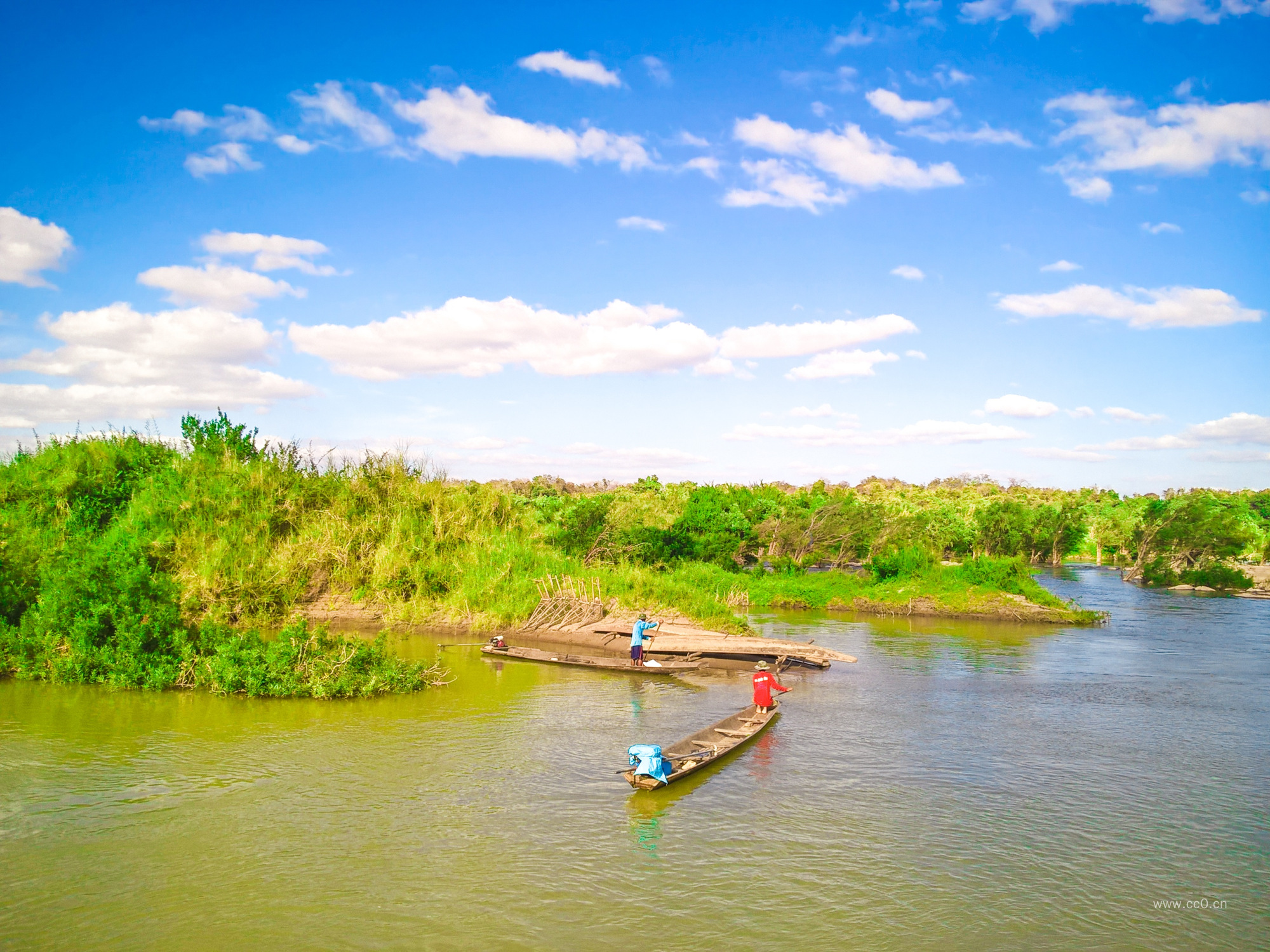 划小木船的人物