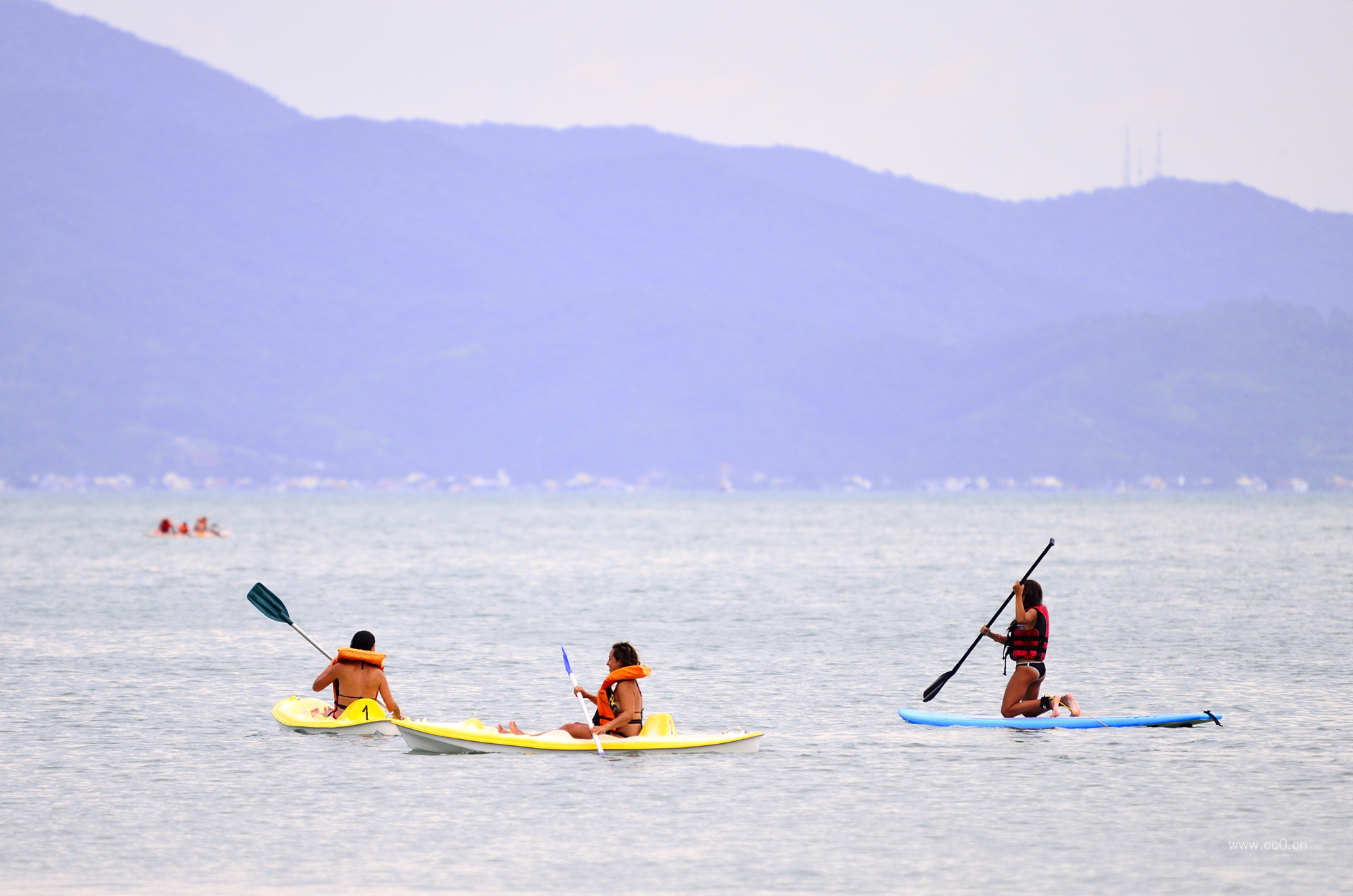 水面划船的女性人物