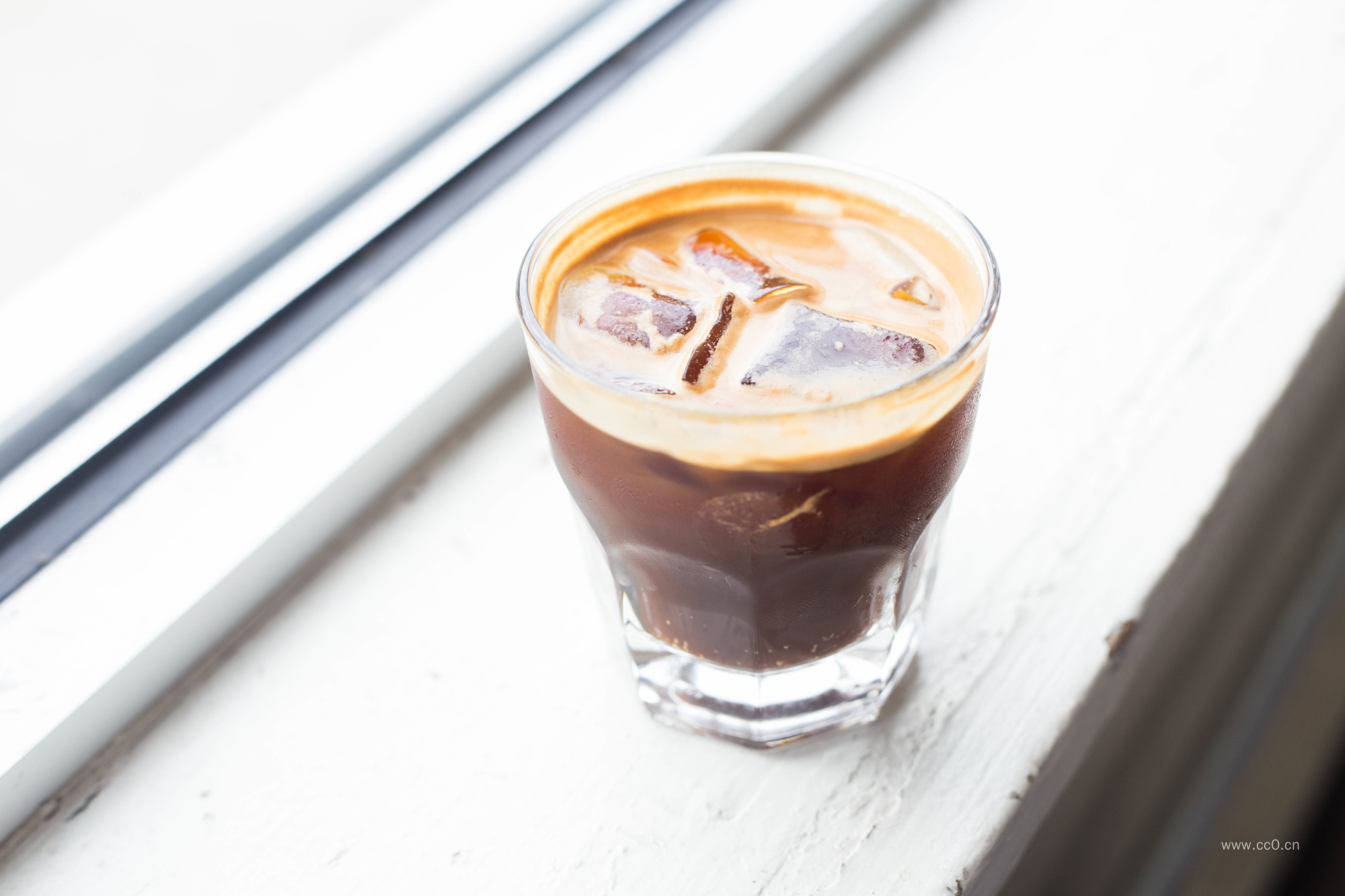 一杯加冰块的咖啡图片