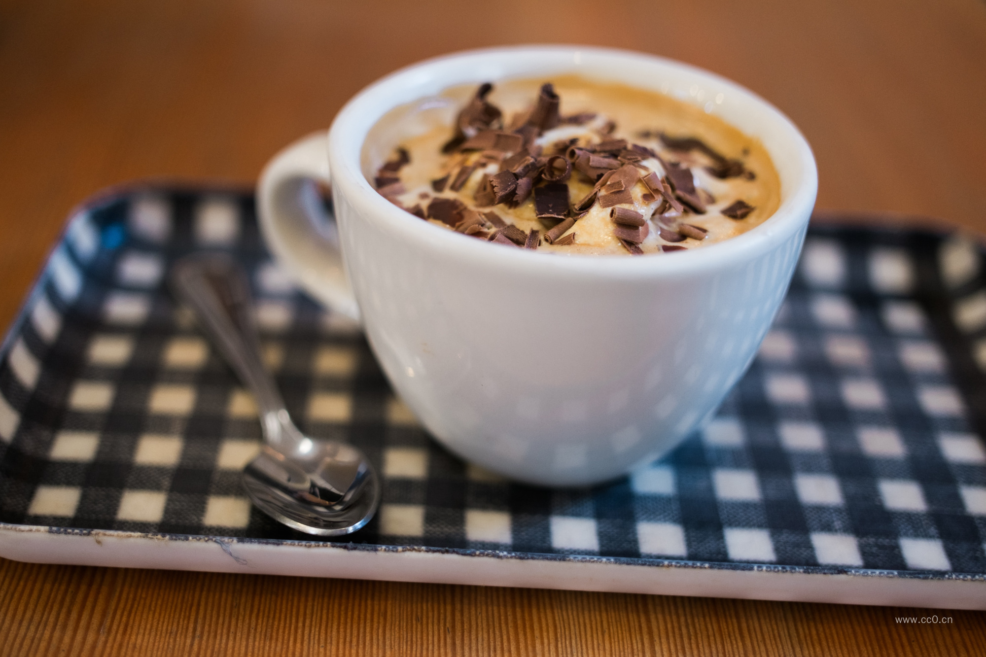 一杯咖啡与不锈钢勺子