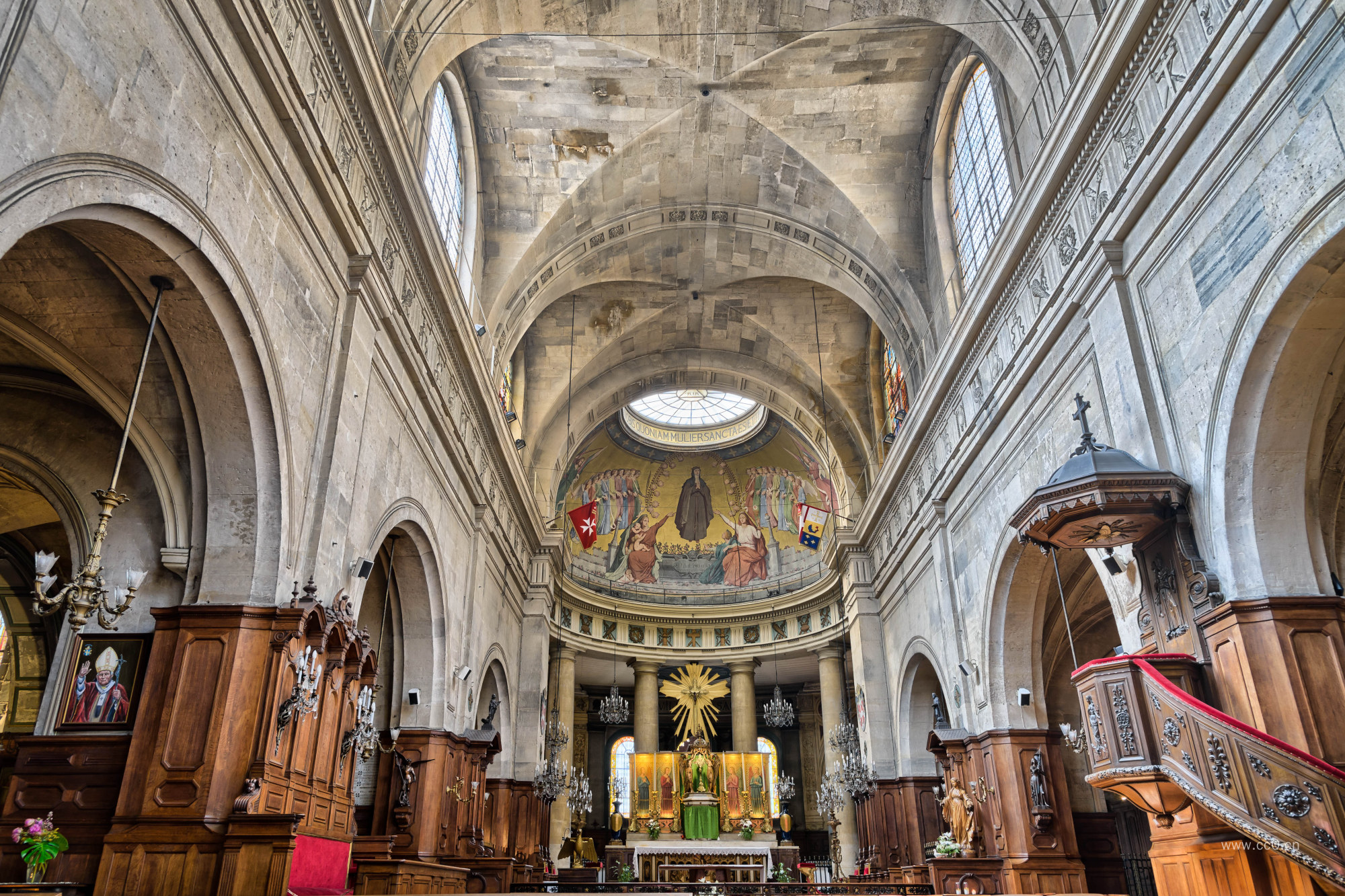 中世纪哥特式教堂室内的拱形