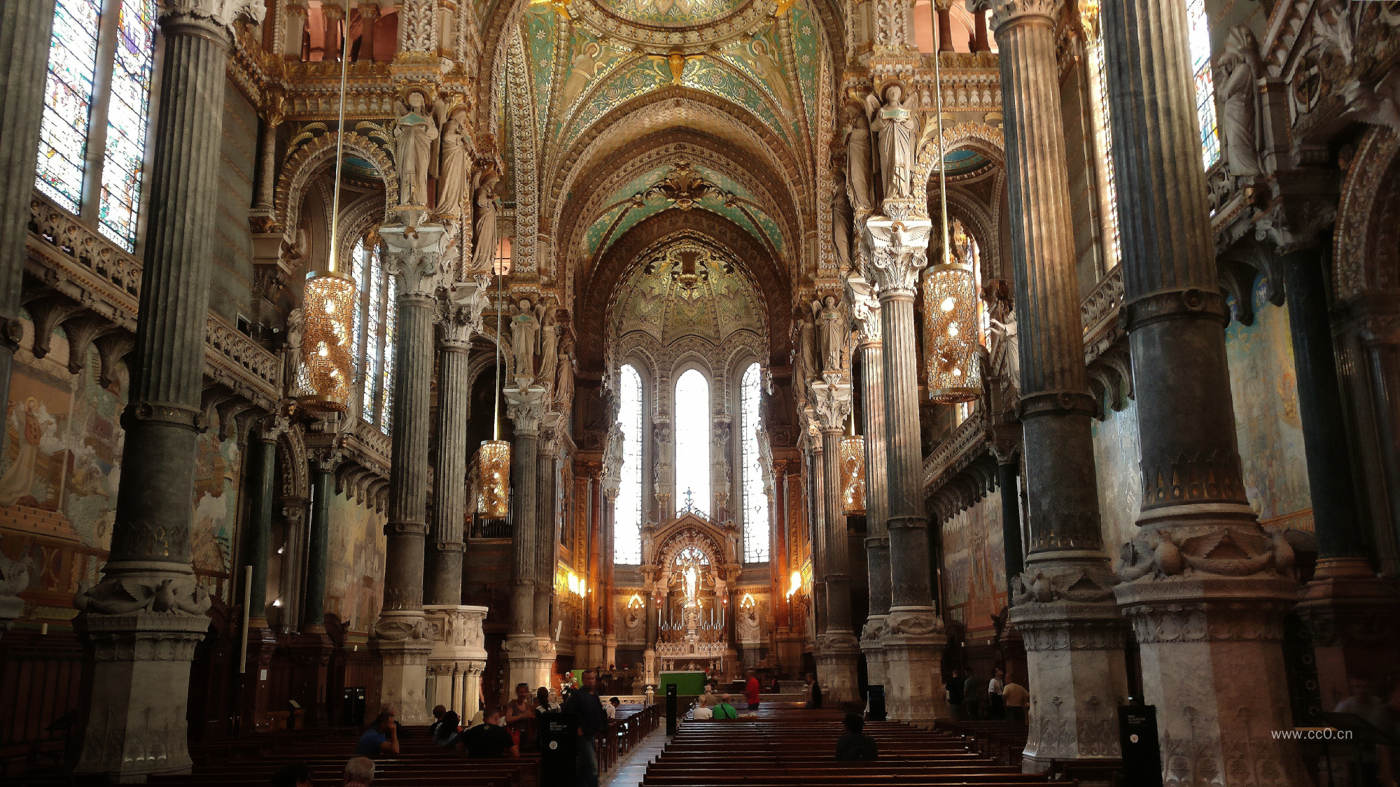 哥特式教堂室内的柱子与拱廊