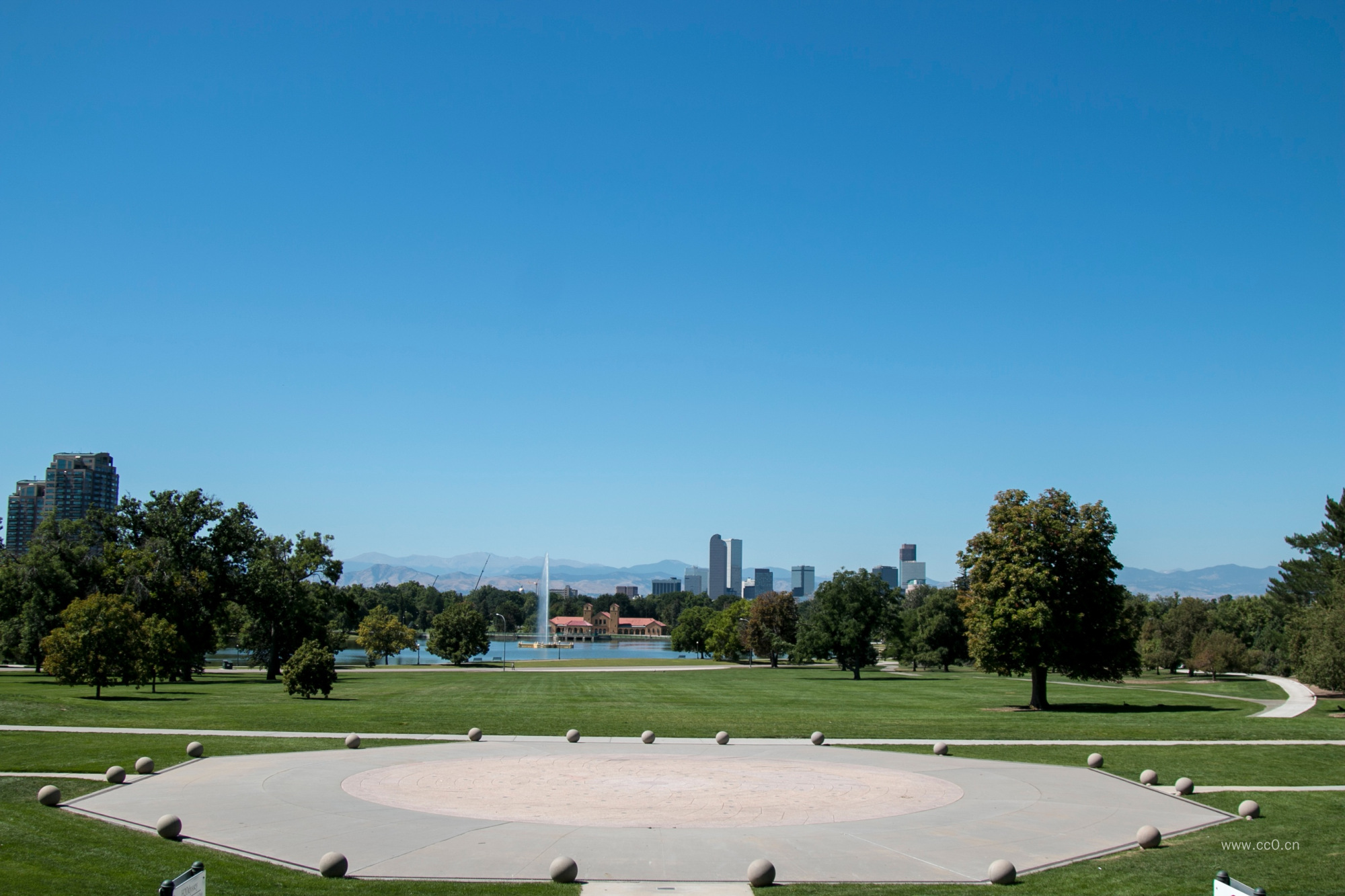 城市公园的人工湖与草坪景观图片