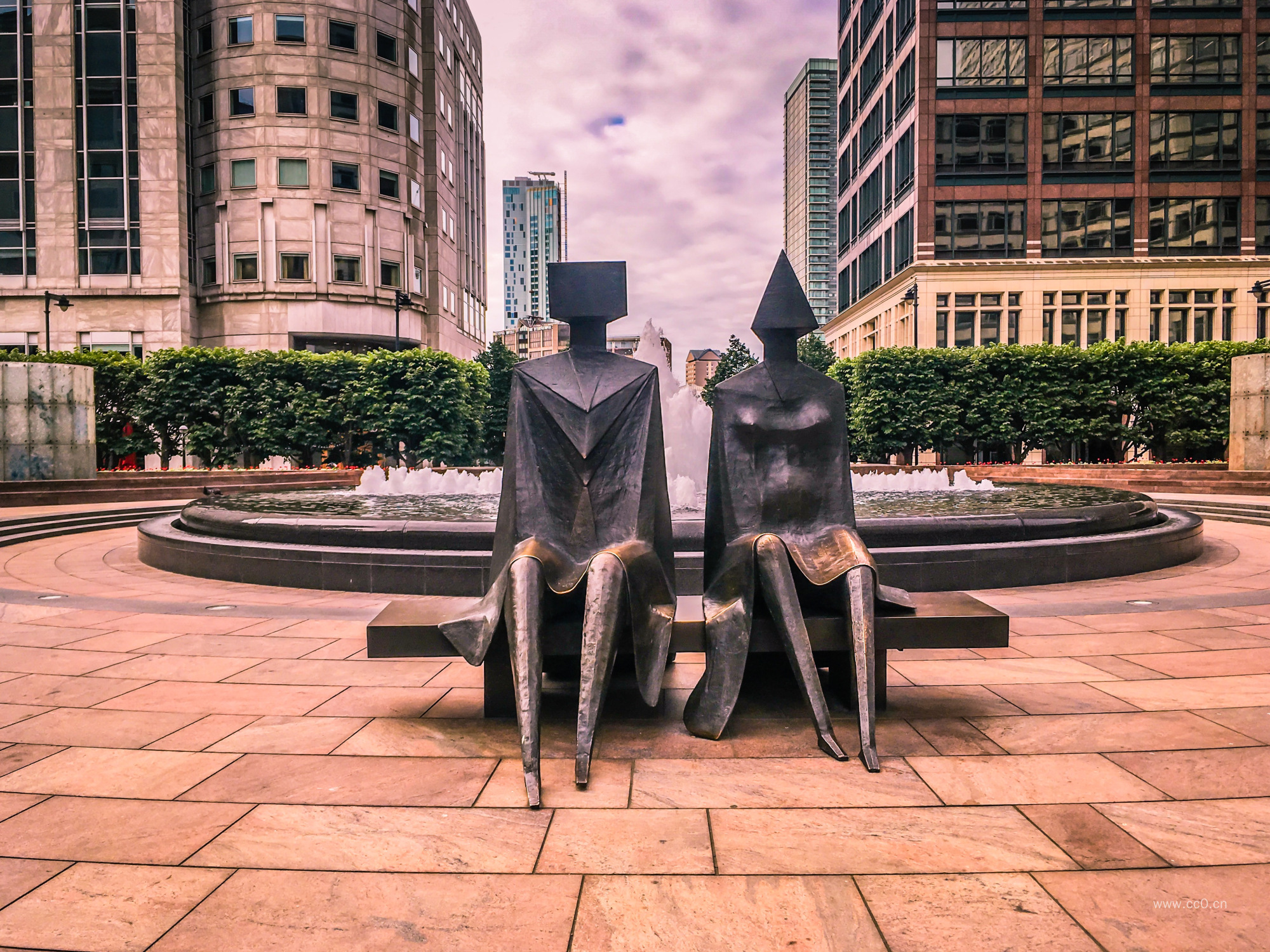 城市喷泉与抽象人物雕塑