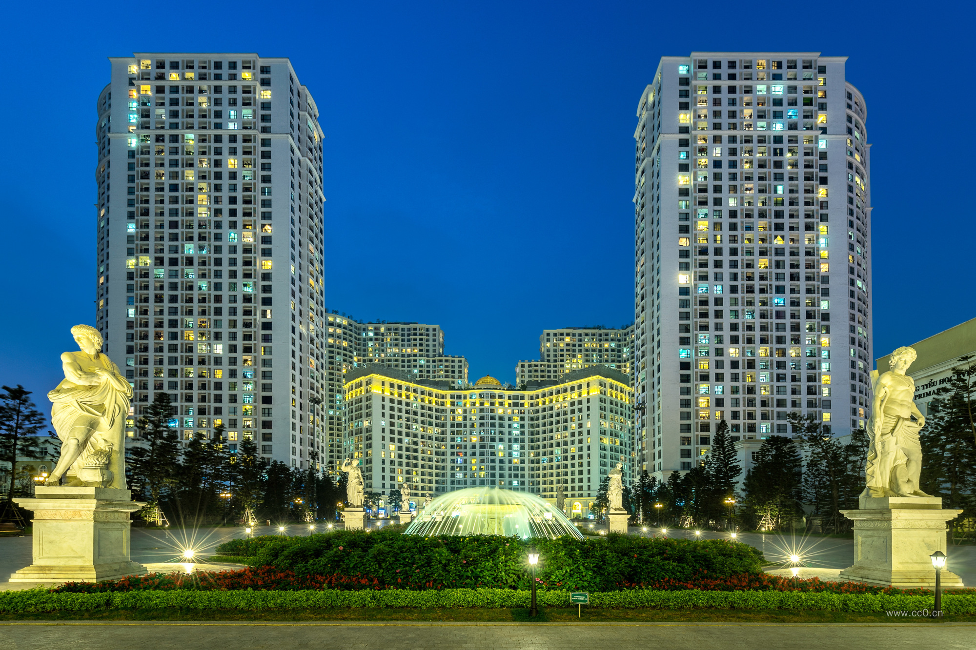 夜晚的城市建筑与喷泉图片