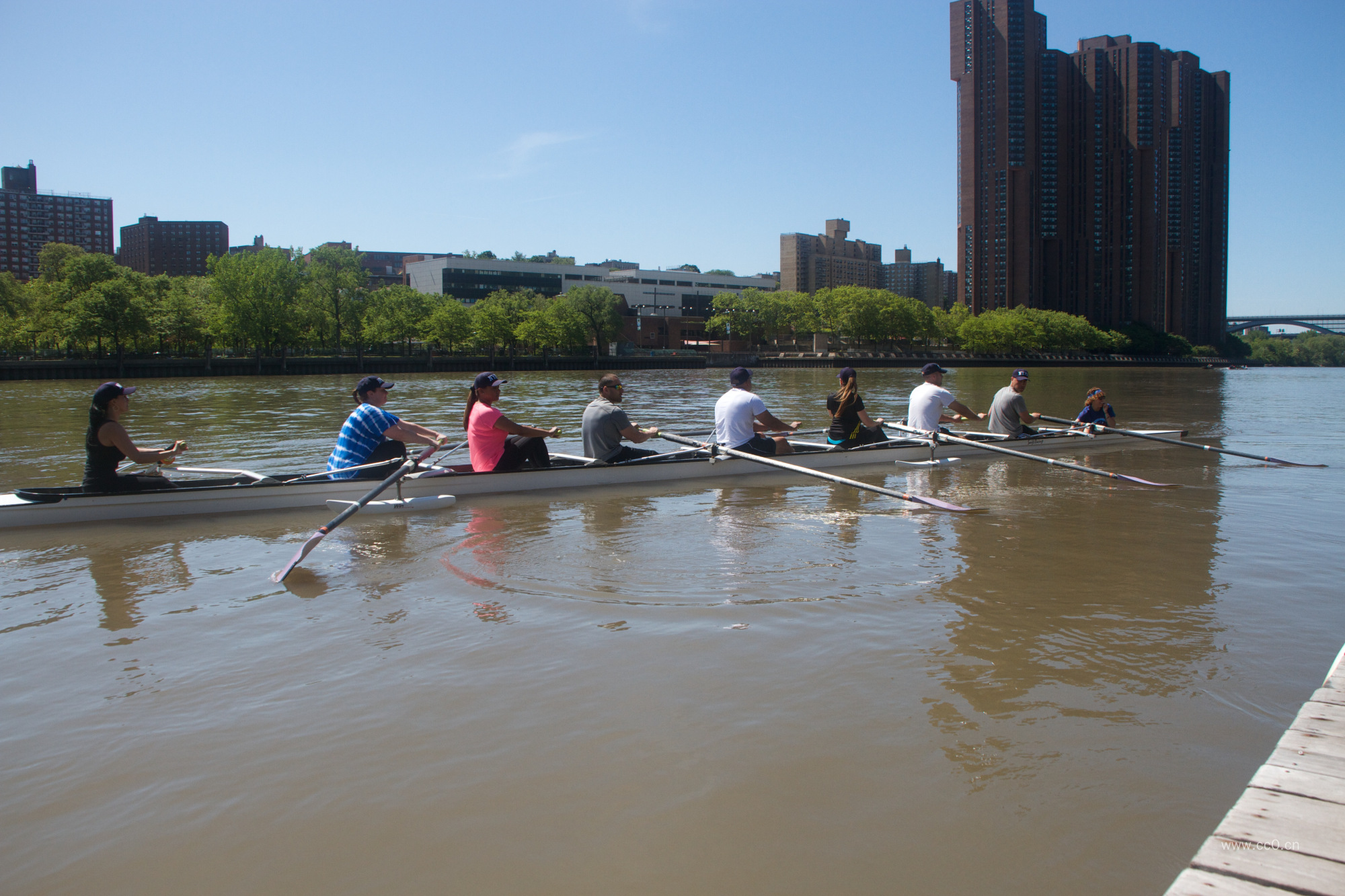 河流上划船的团队人物