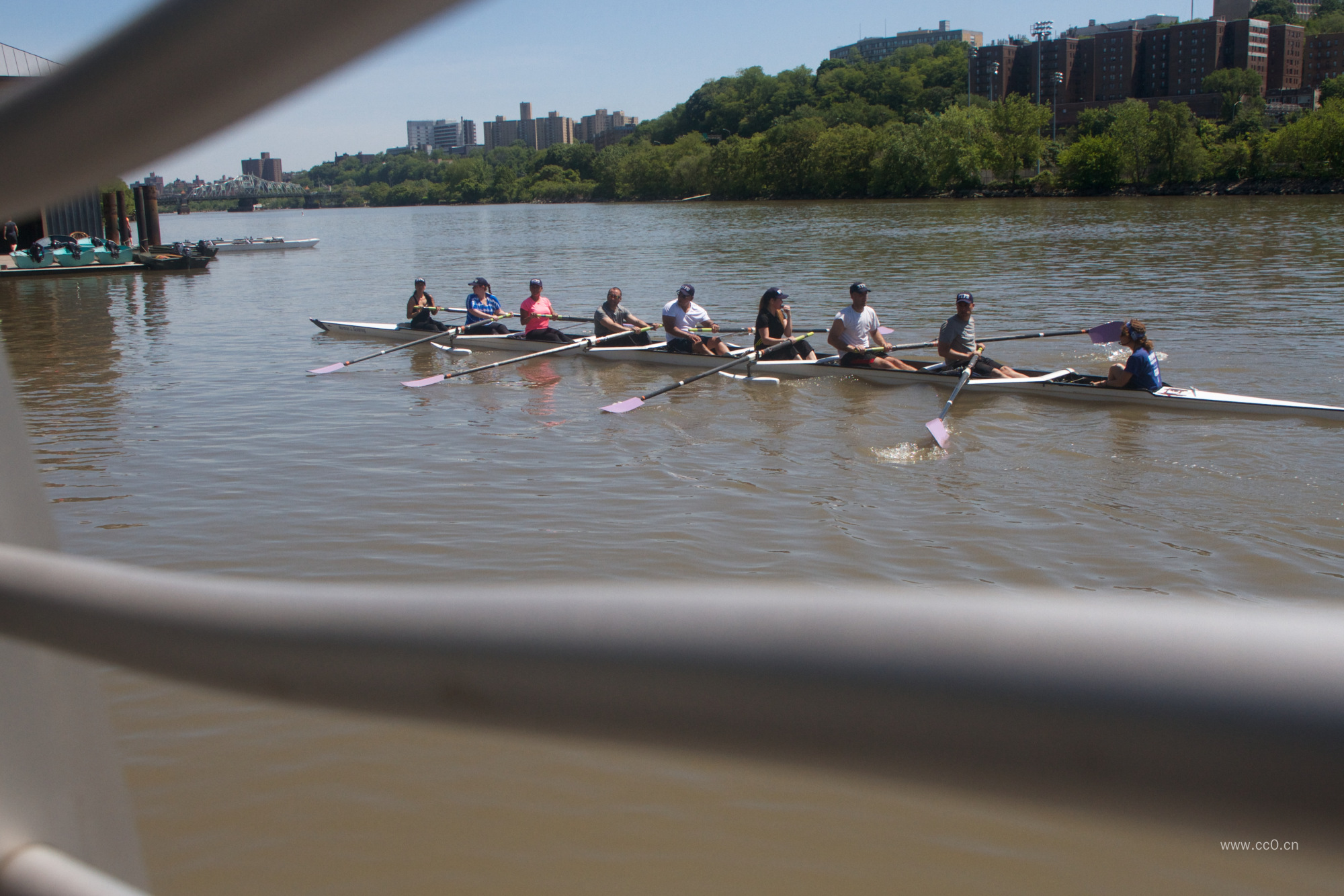 河面上划船的人