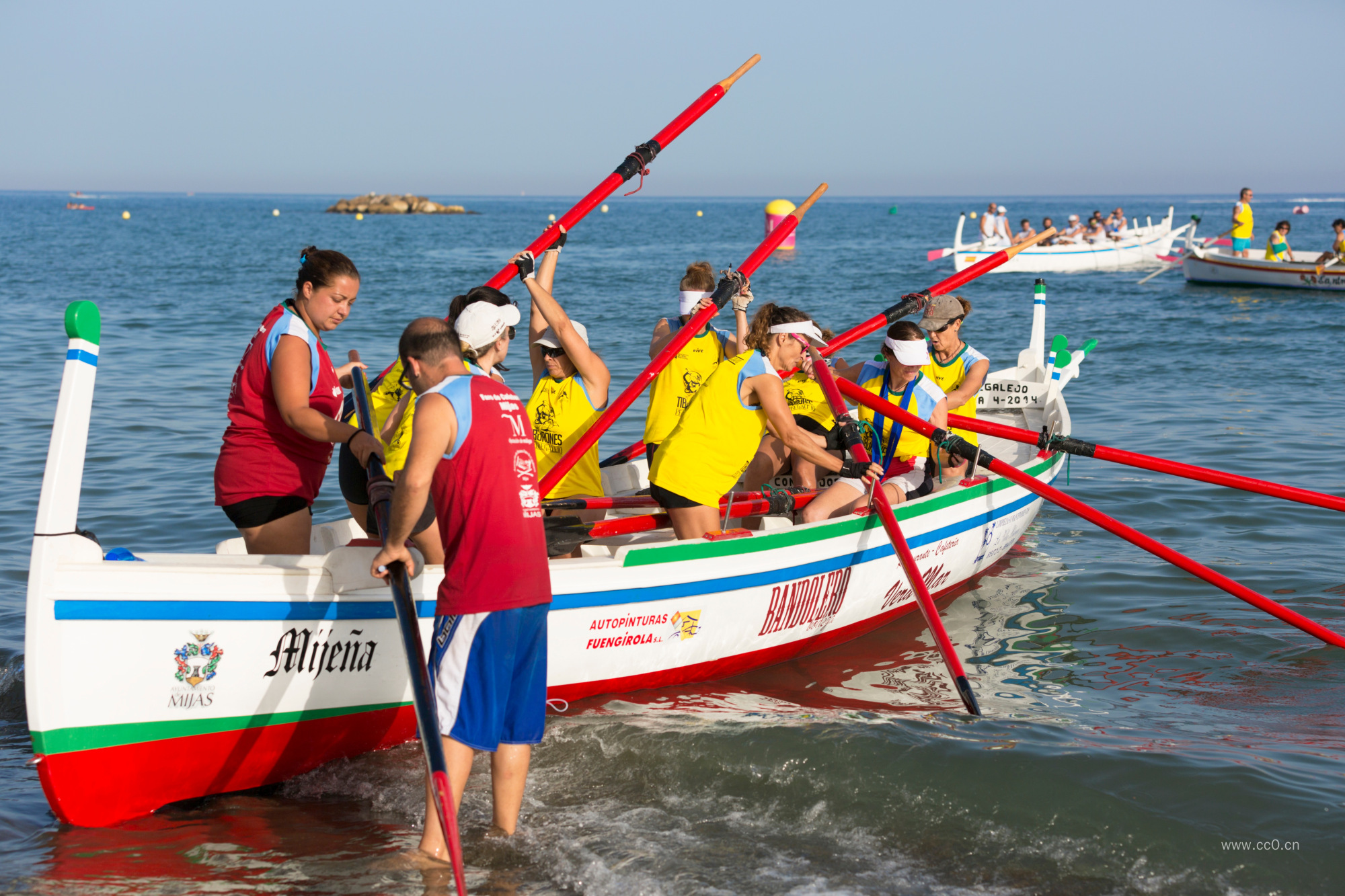 海上划船的团队人物