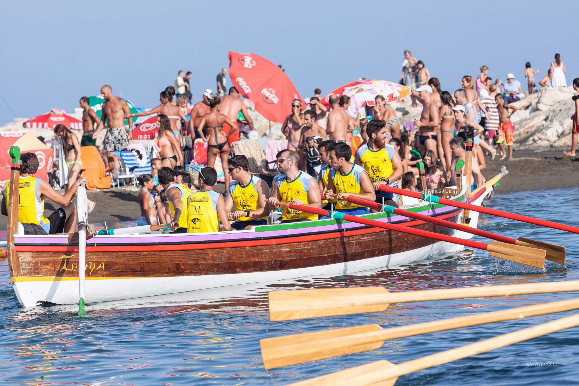 船桨与划船的团队人物