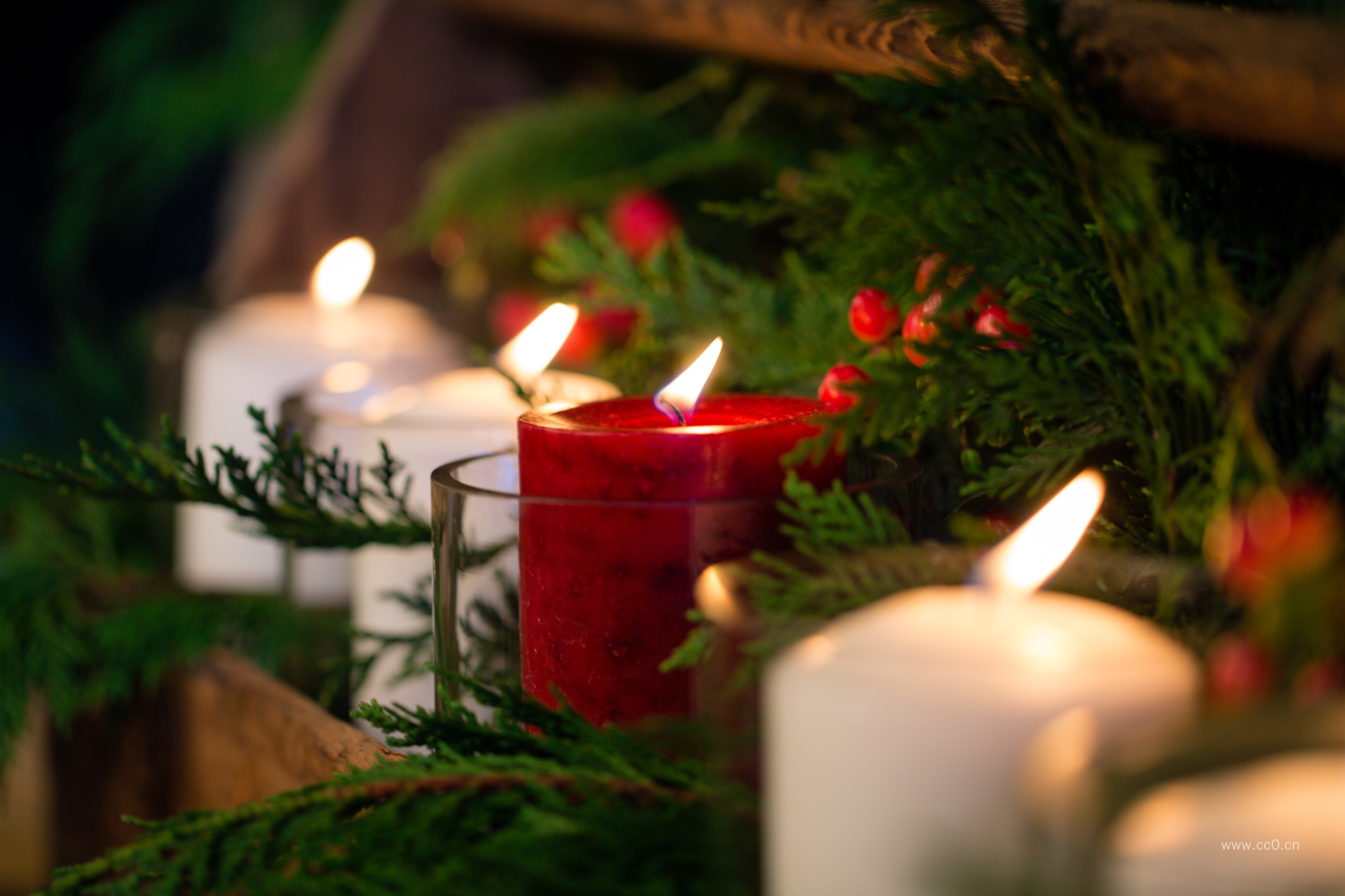 圣诞节装饰与蜡烛烛光图片