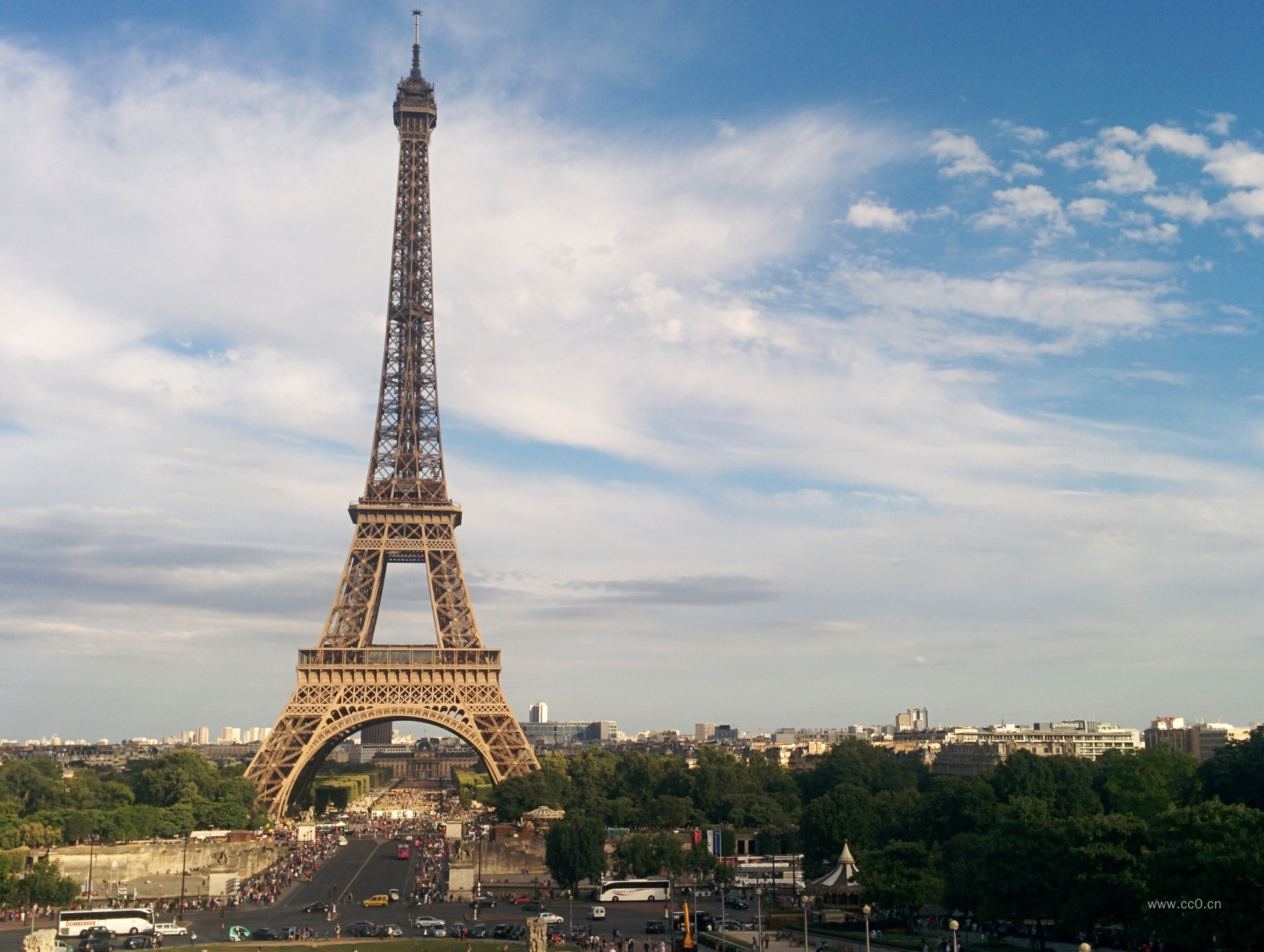 巴黎埃菲尔铁塔与城市道路图片