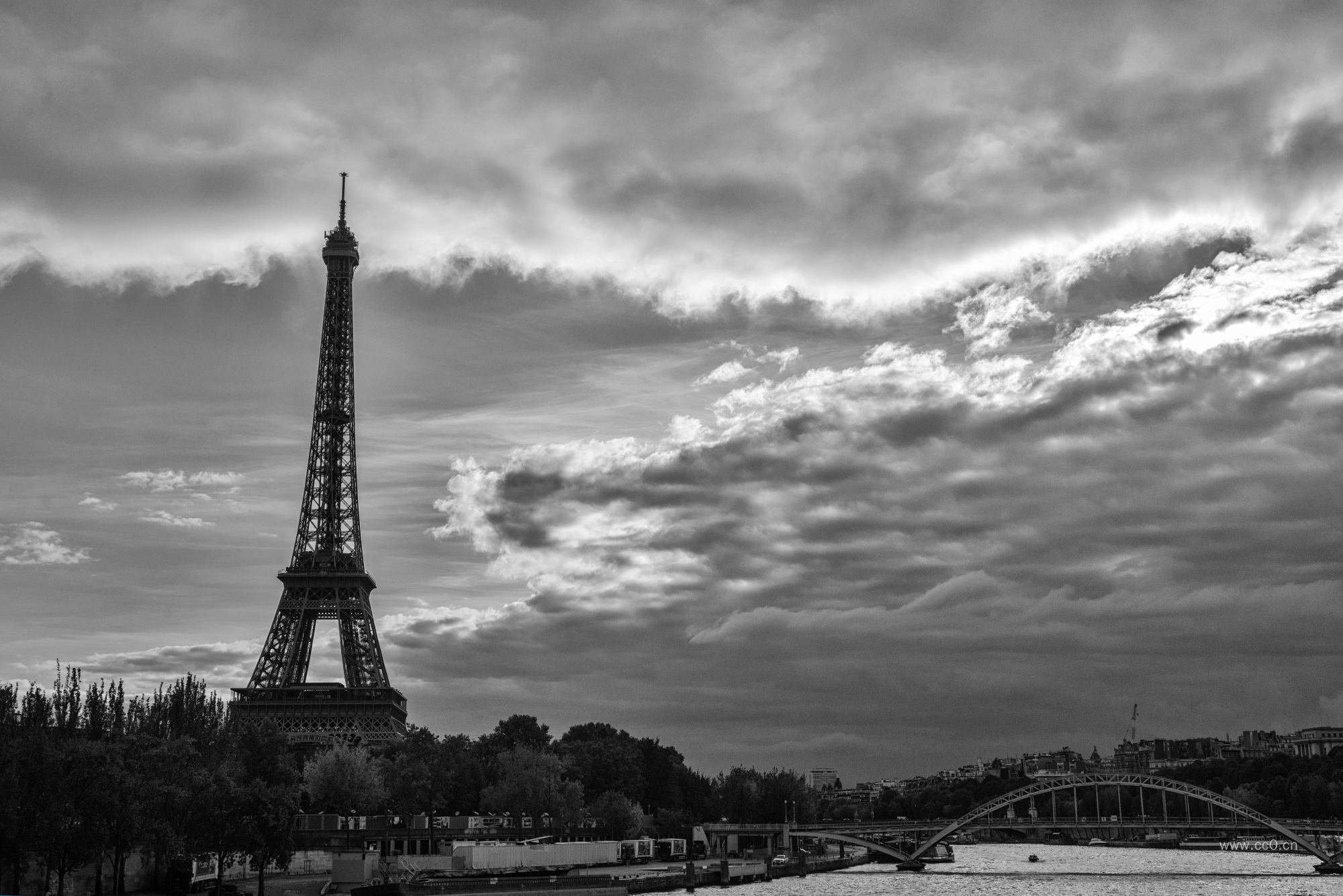 埃菲尔铁塔黑白图片