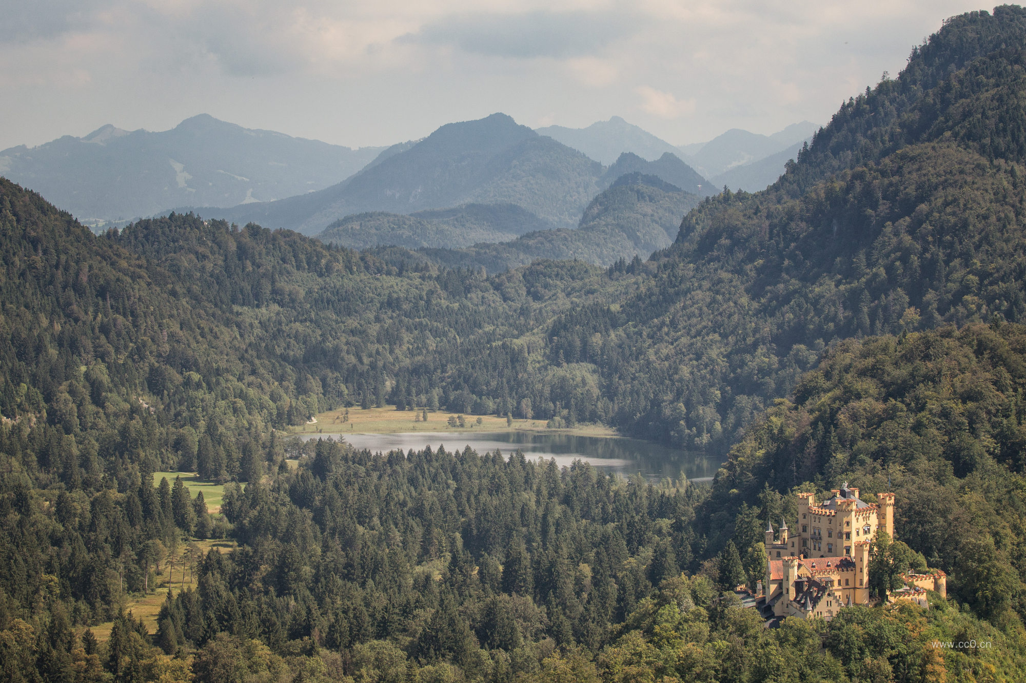 森林植被与湖泊及城堡建筑