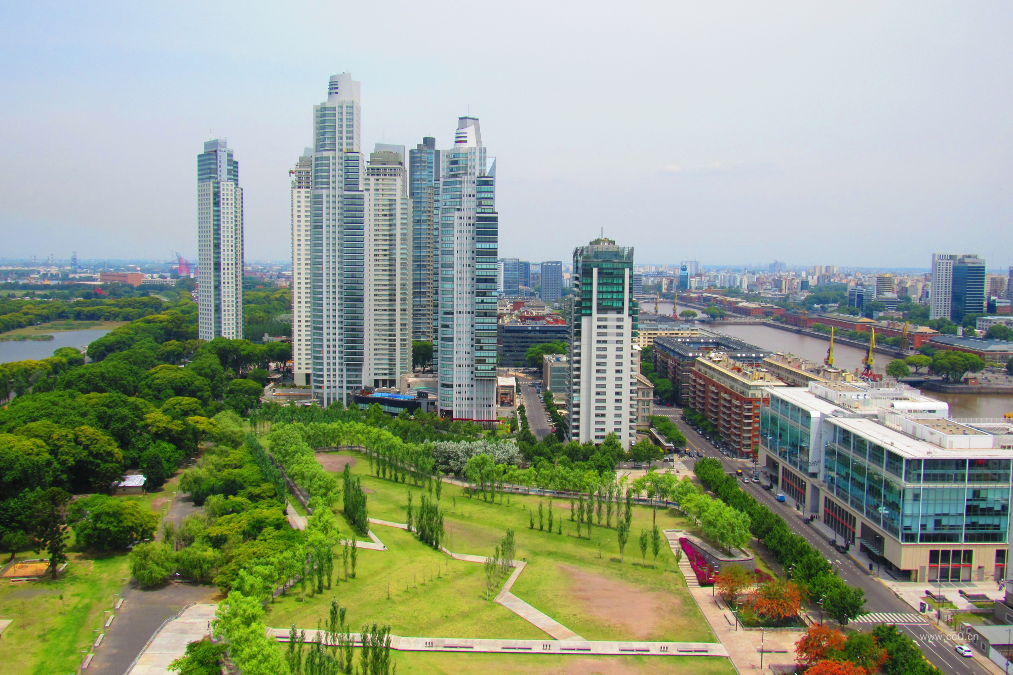 城市高楼建筑与草坪花园