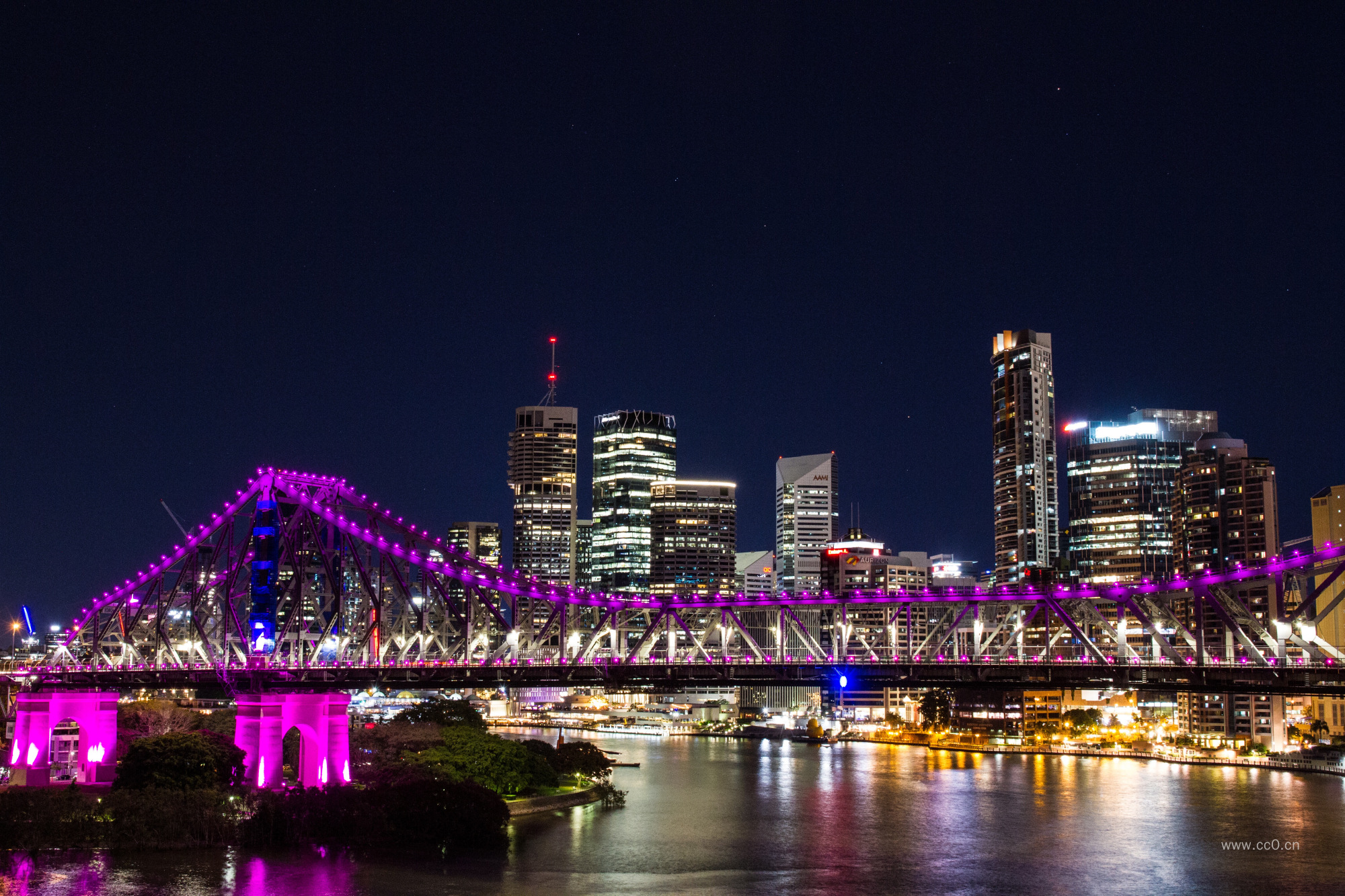 夜晚城市河流上的桥梁图片