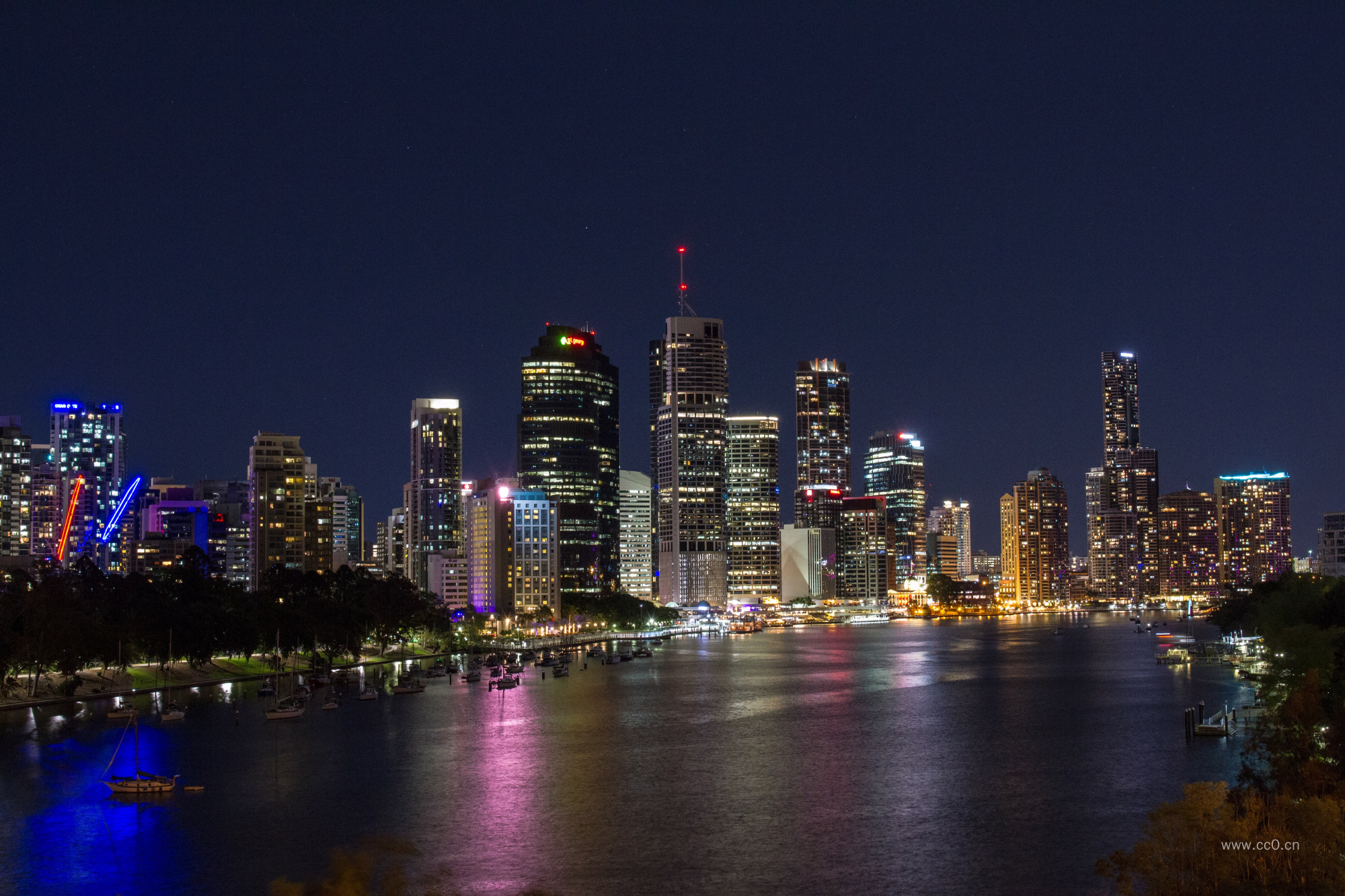 夜晚的城市建筑与河流