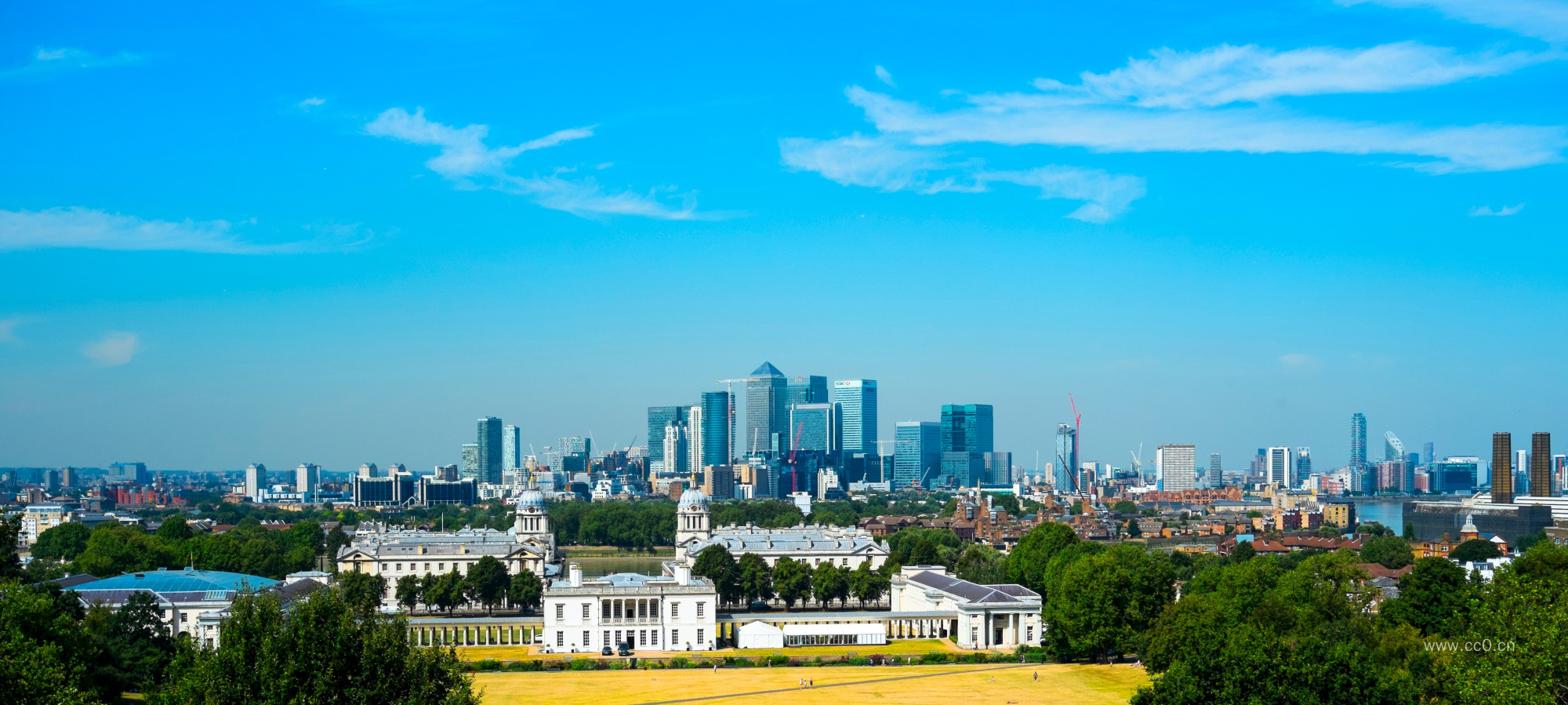 蓝天下的城市建筑