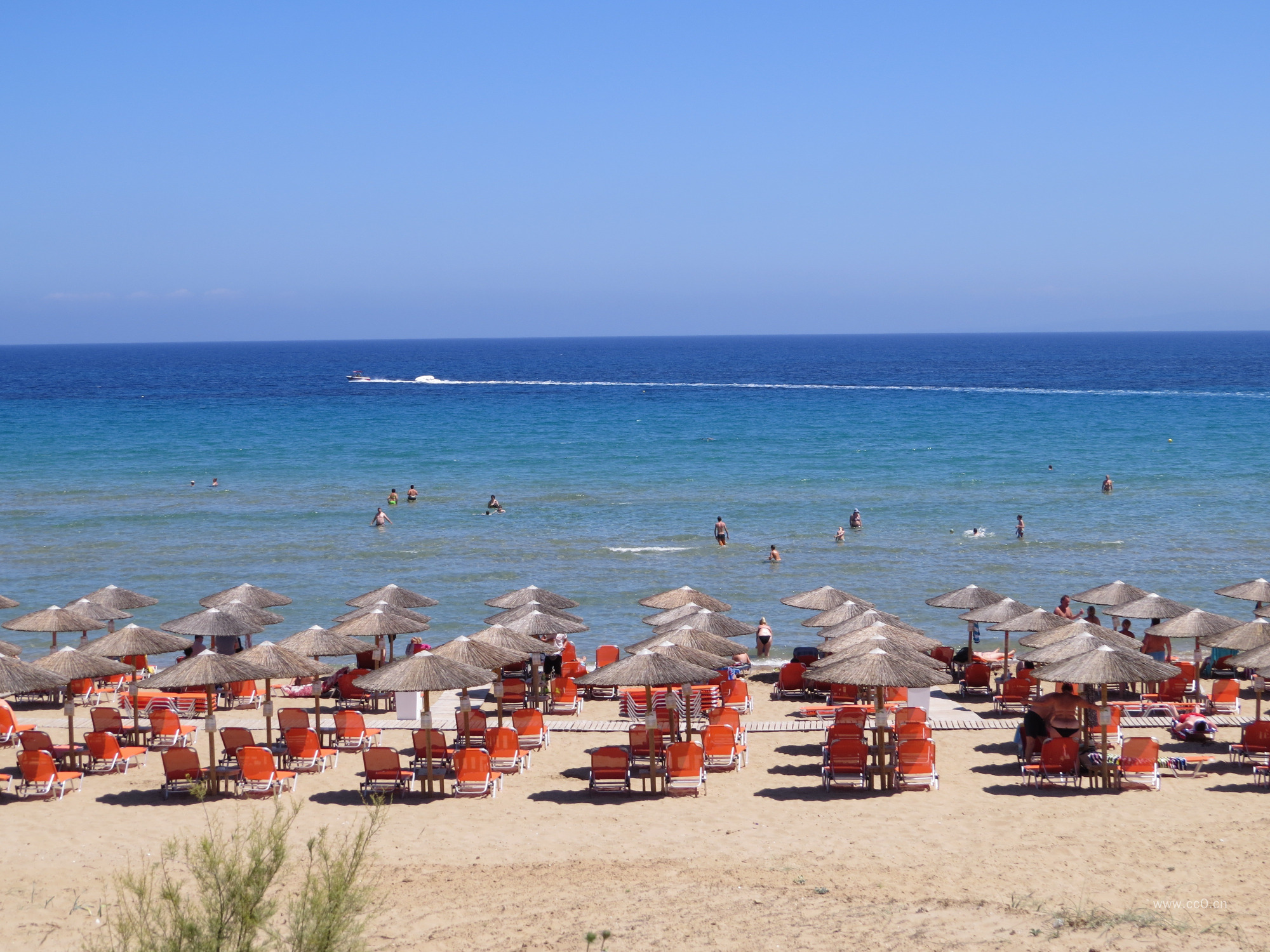 夏天海滩的度假休闲椅与遮阳伞