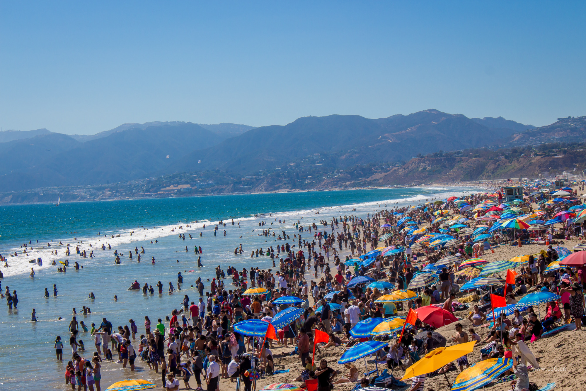 夏天的海滩人群